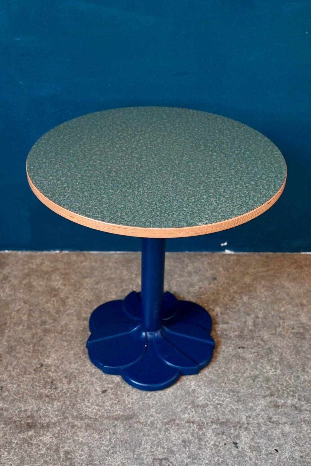 Round bistro table with tulip base in Art Deco style from the 1990s.