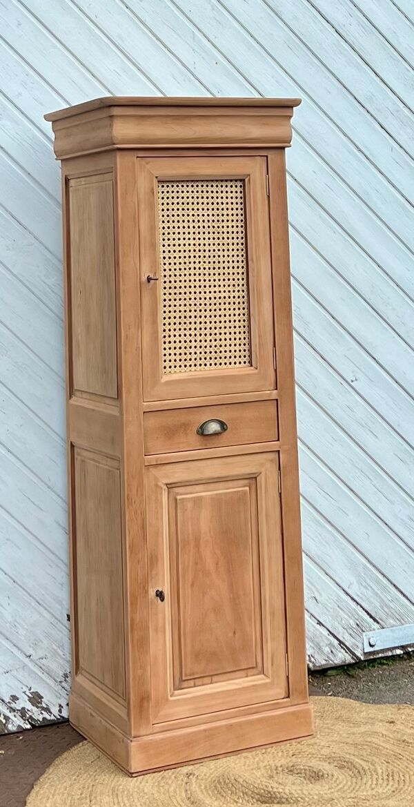 Petite armoire rénovée : bonnetière / homme debout en bois massif brut