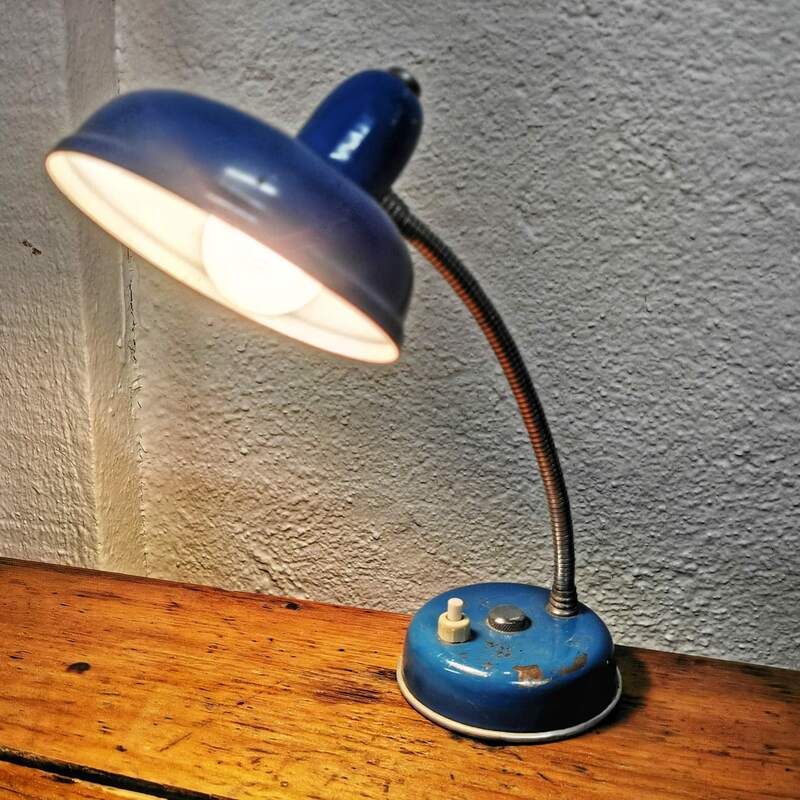 Articulated desk lamp