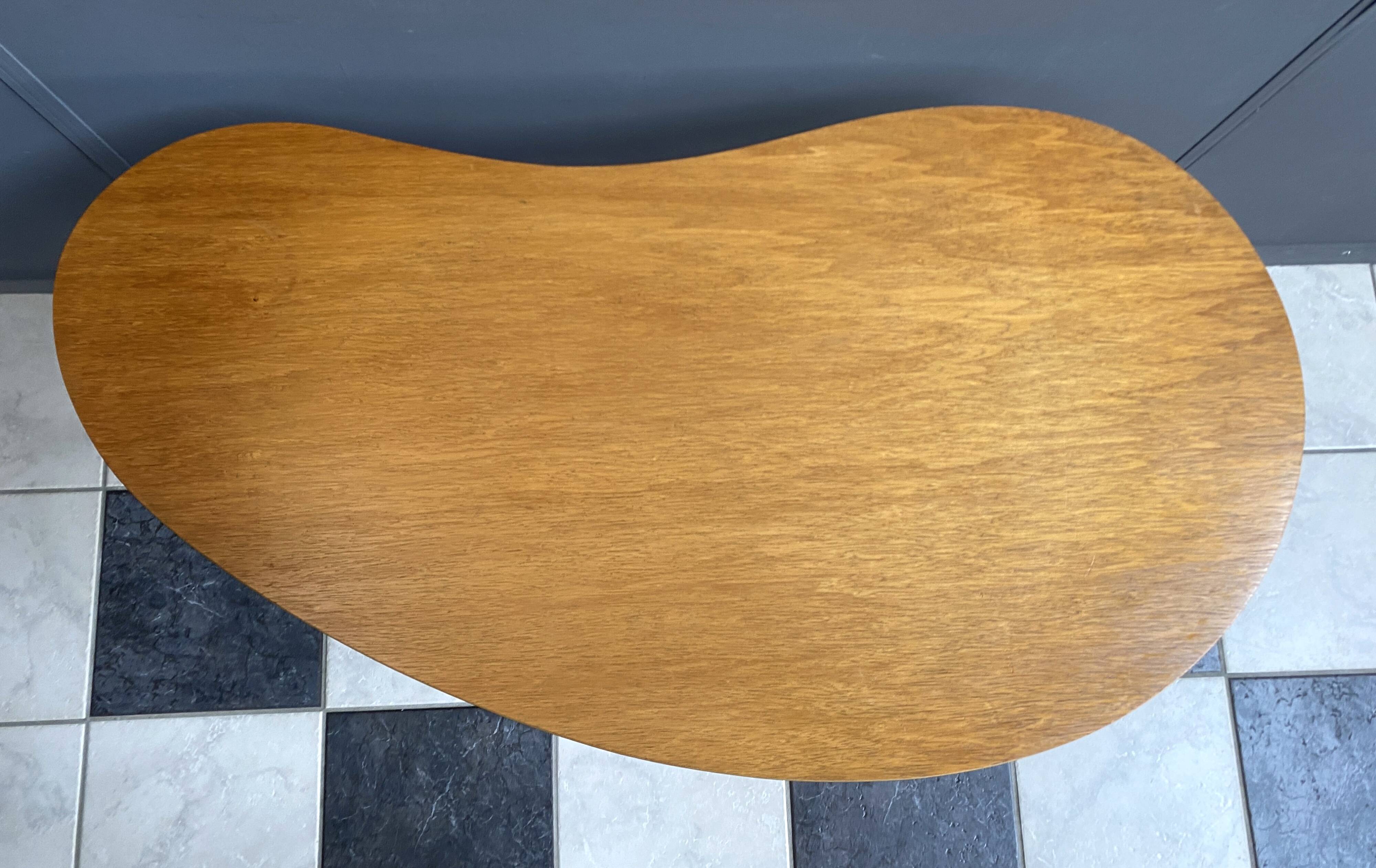 Table en bois en forme de rein des années 1960
