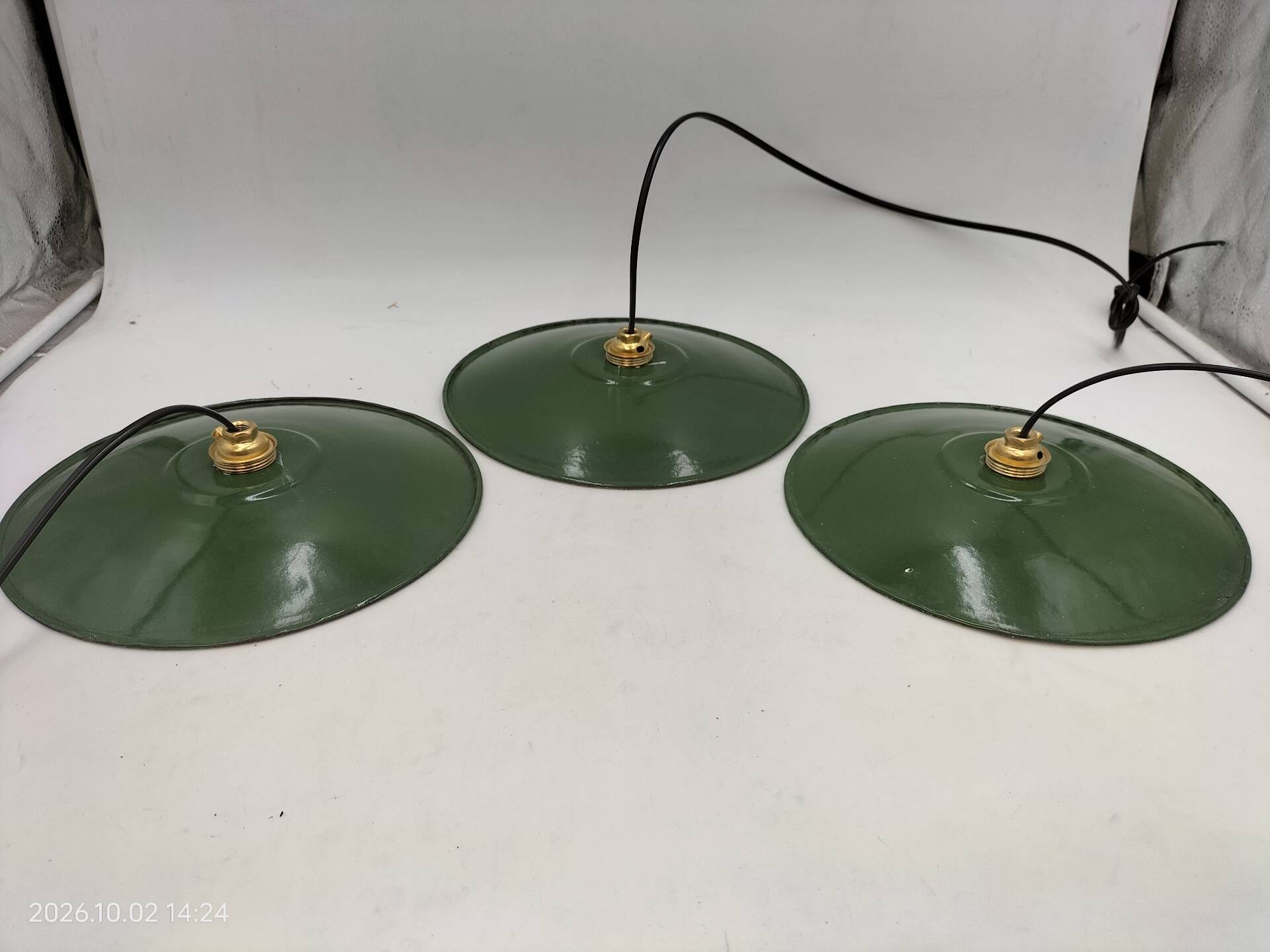 Suspensions in enamelled sheets
