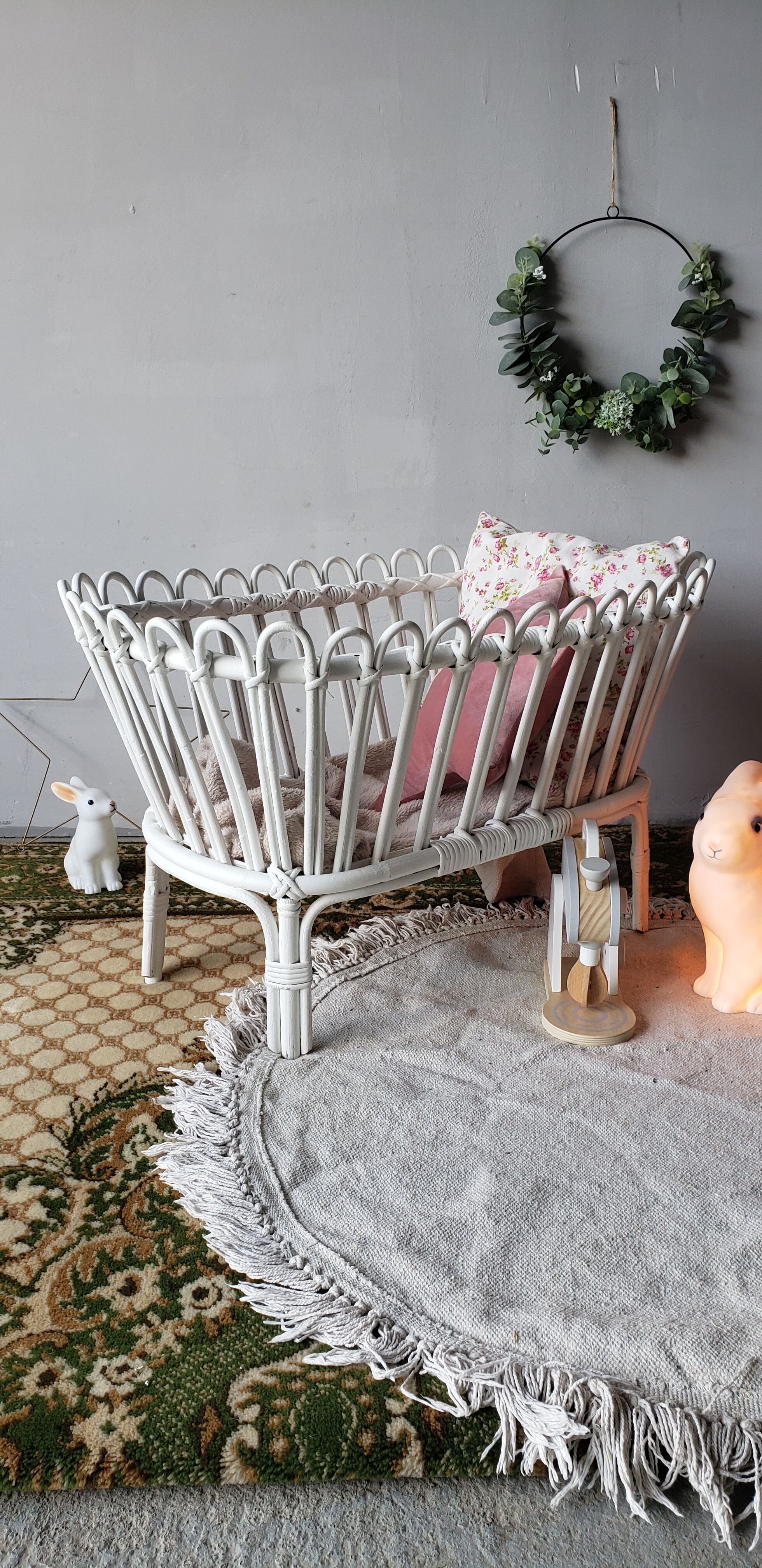Cradle in white rattan