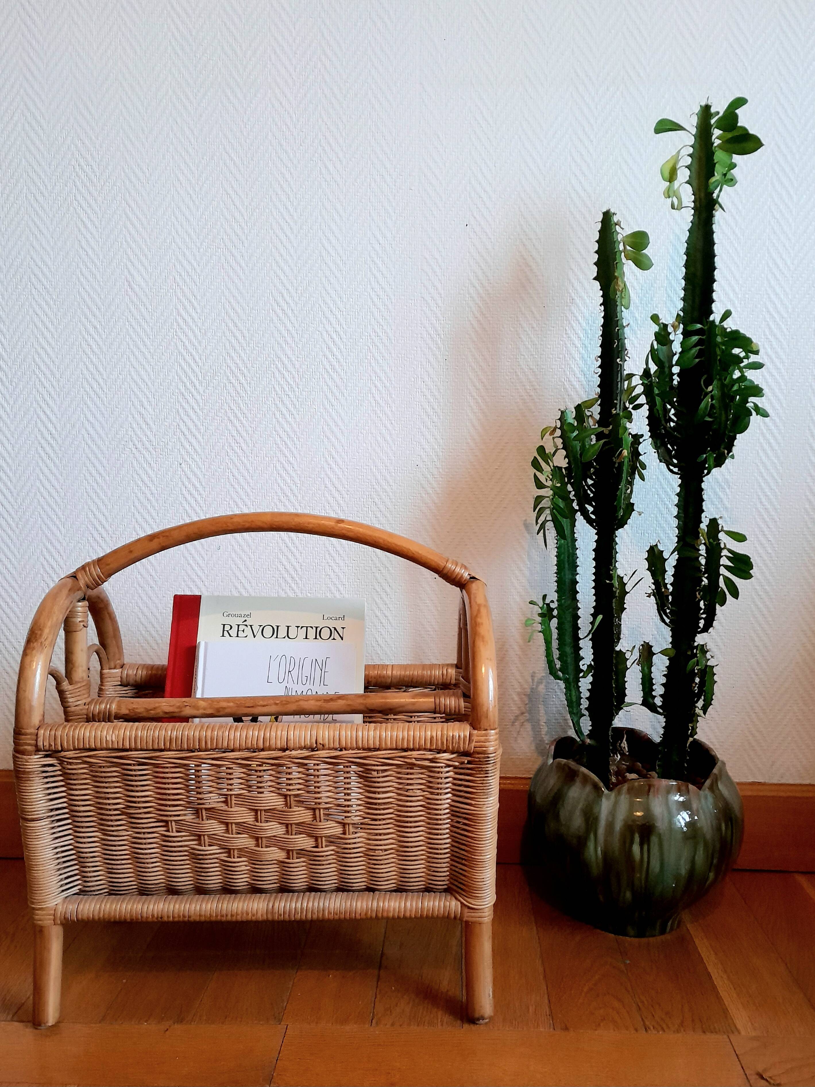 Vintage rattan magazine rack 1970