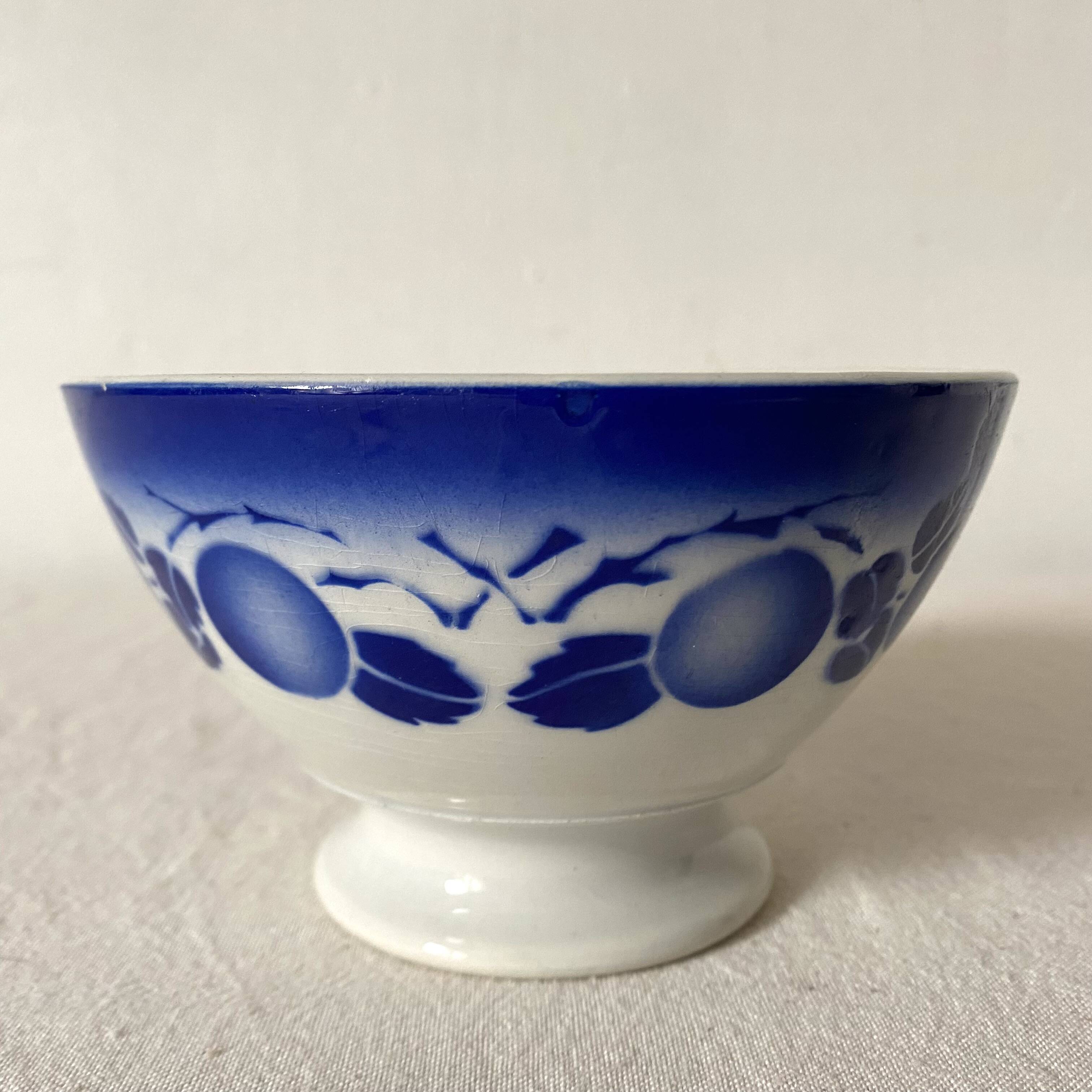 Old Badonciller bowl decorated with fruits