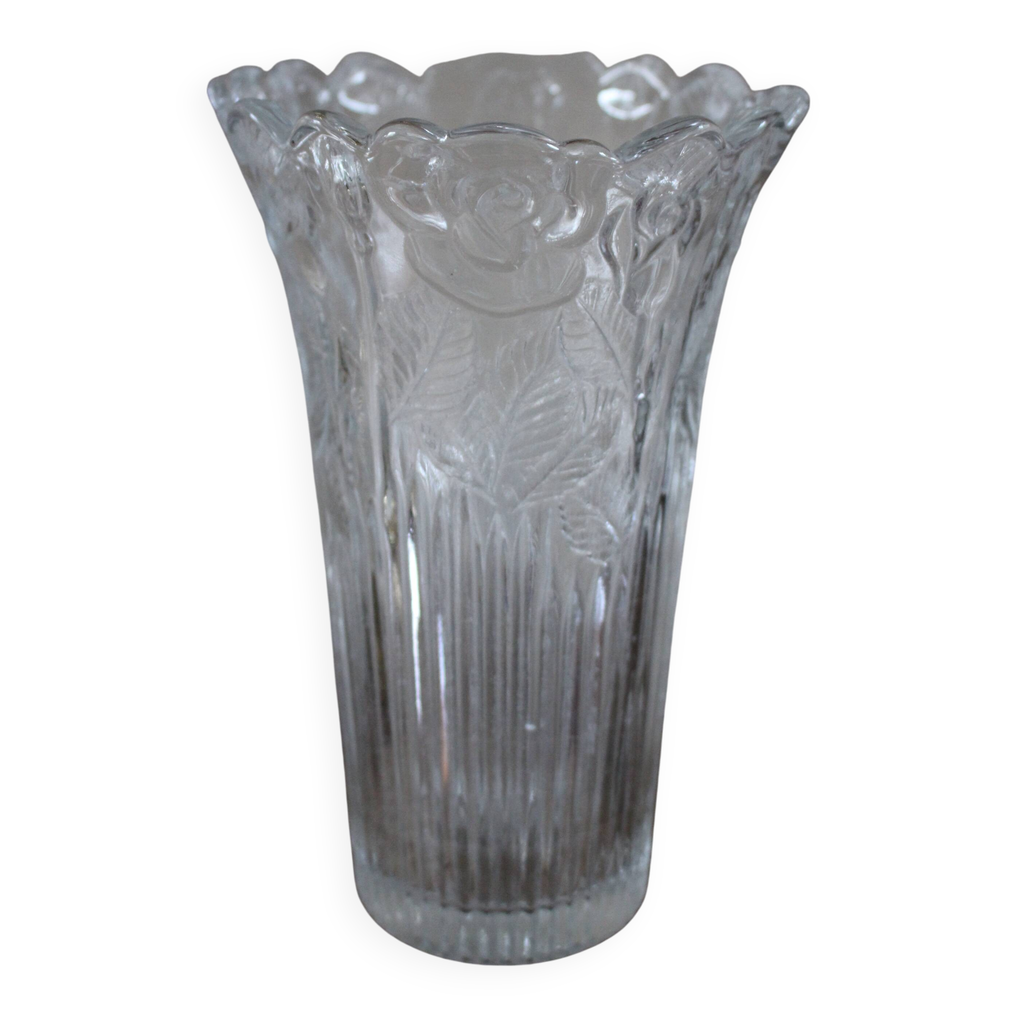 Vase en verre ciselé à décor de roses vintage