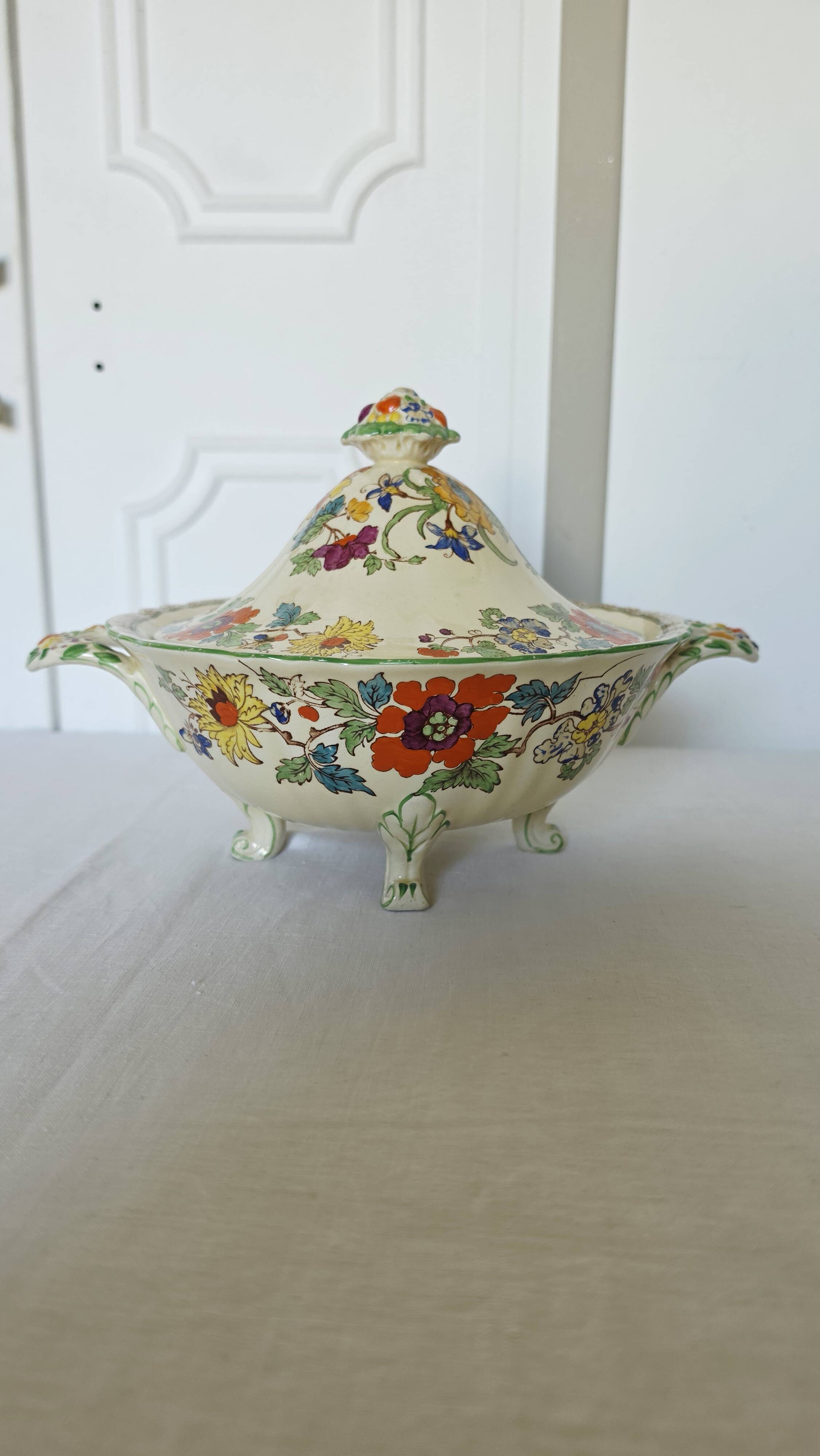 Antique soup tureen on feet from the prestigious English manufacturer Mason's,
