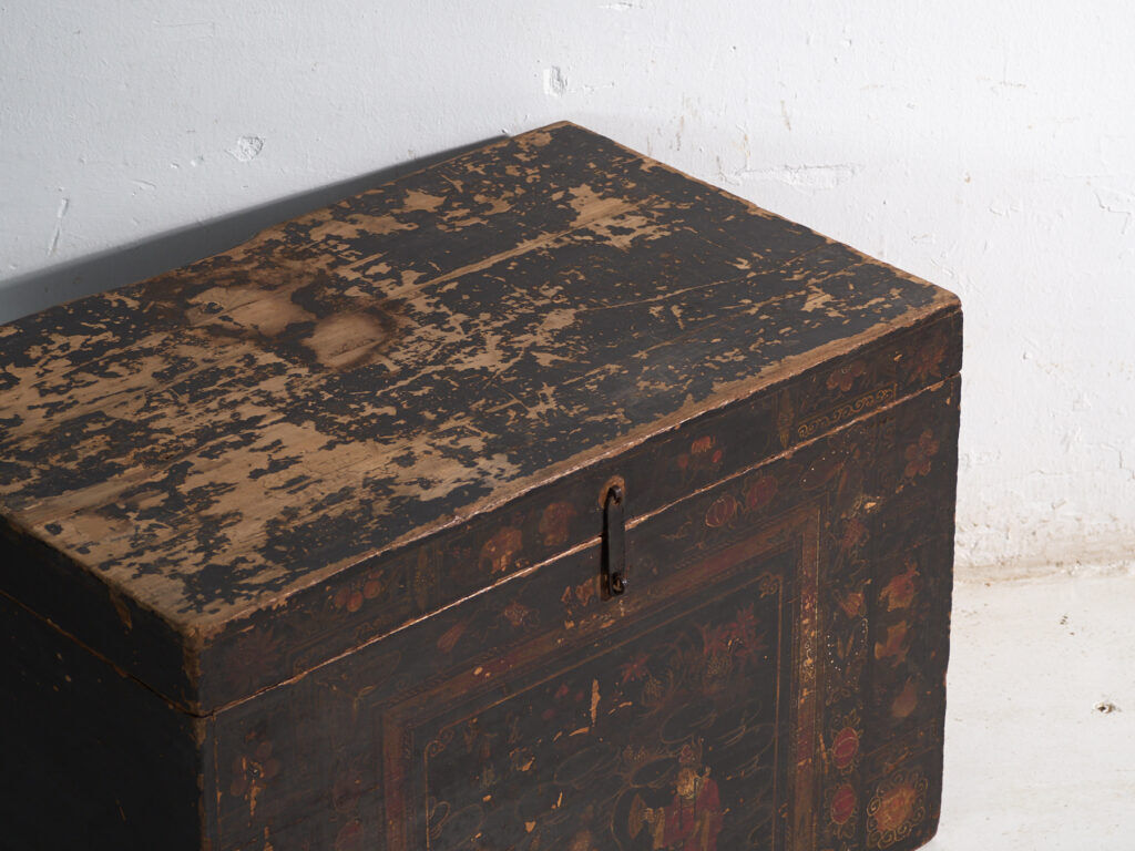 Antique chest painted in pine wood – China, around 1900