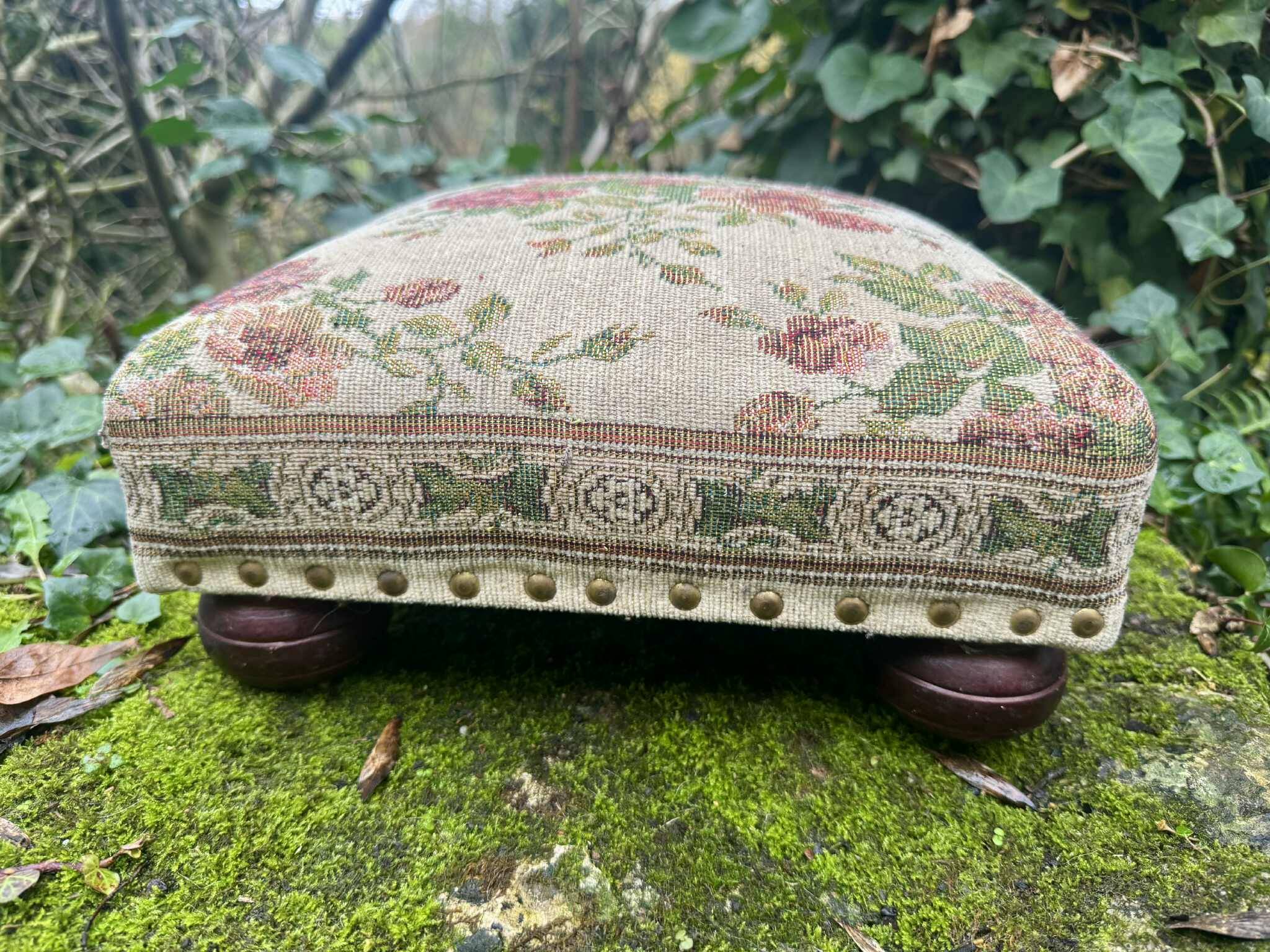 Baroque-style footrest