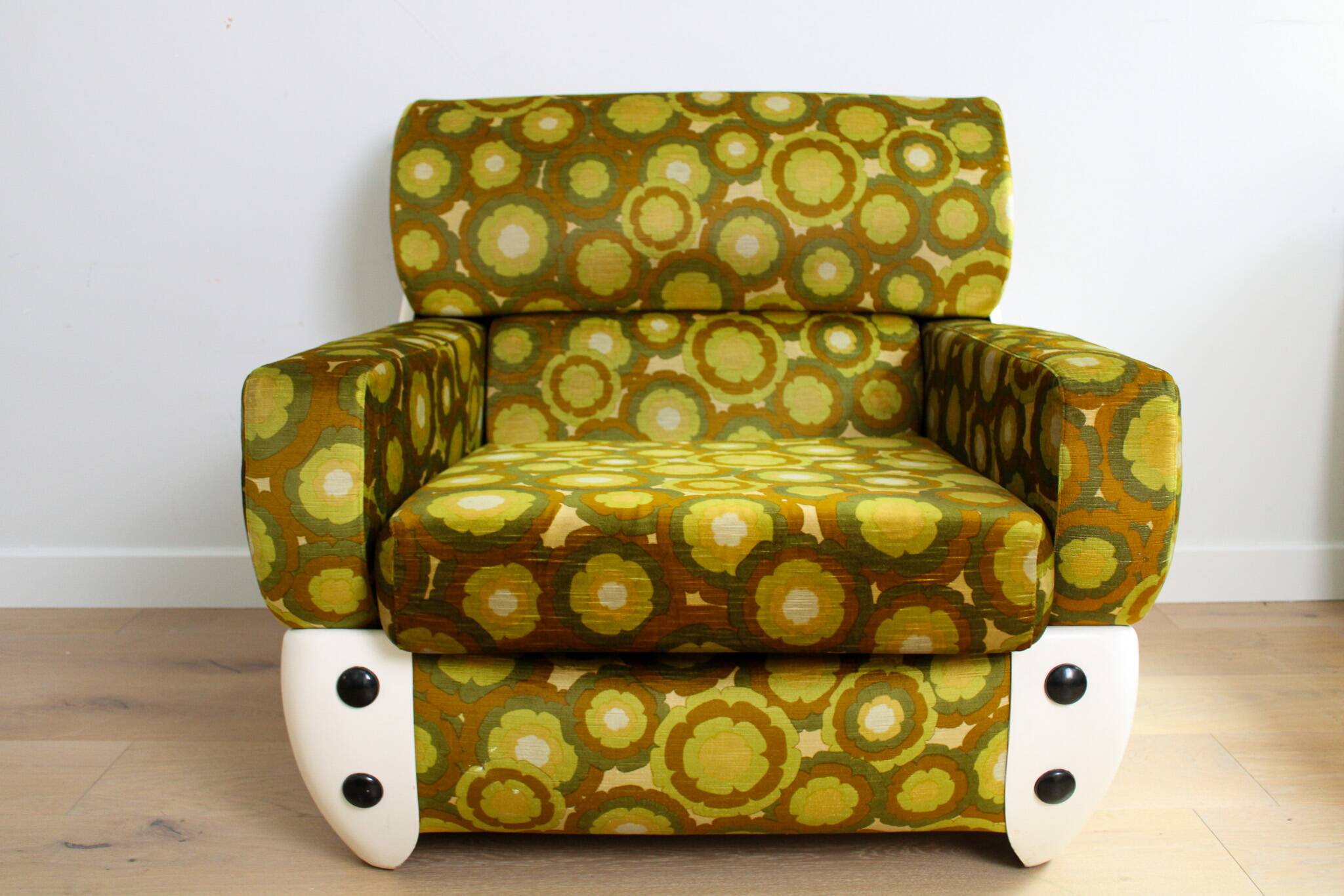 A pair of vintage mid-century modern arm chairs - Italy 1970s