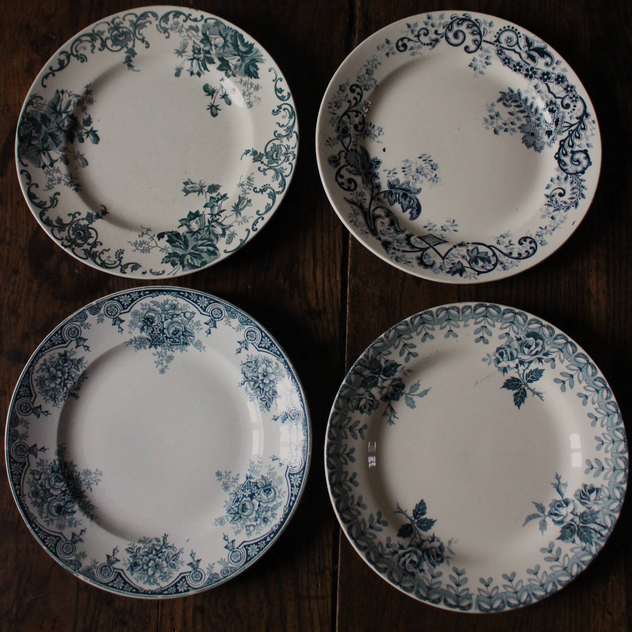A set of 4 flat plates Terre de fer mismatched blue