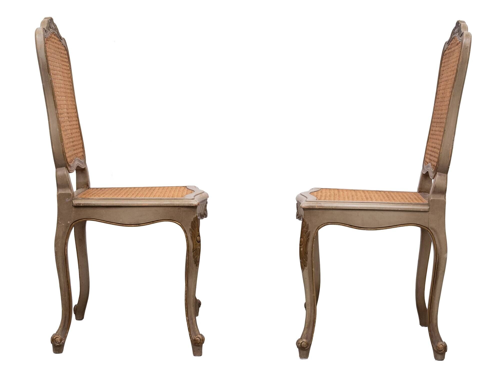 Paire de chaises d'appoint en canne de style Louis XV peintes en or et vert.