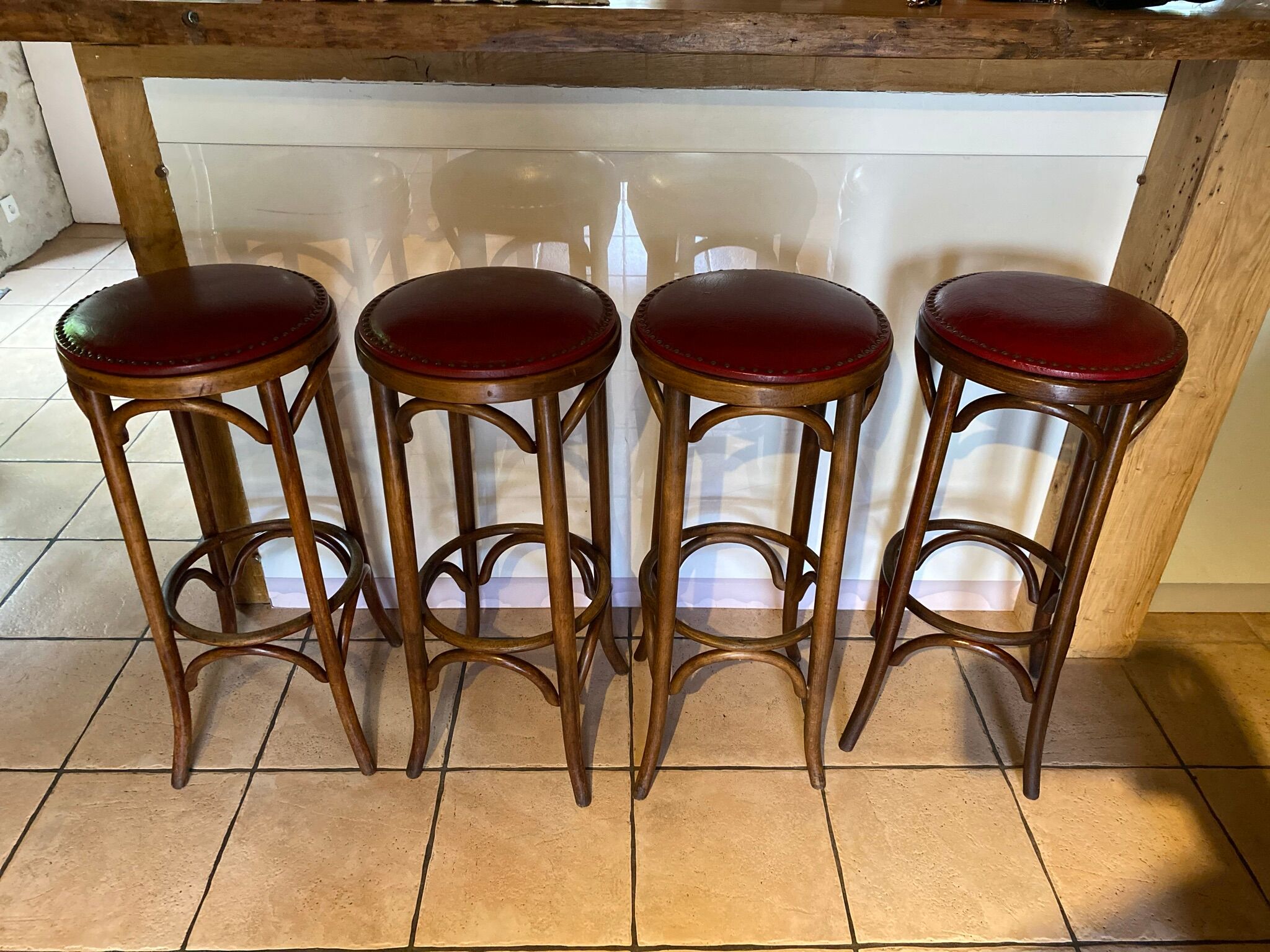 Paire de tabourets de bistrot en bois tourné et assise en skaï rouge XX siècle