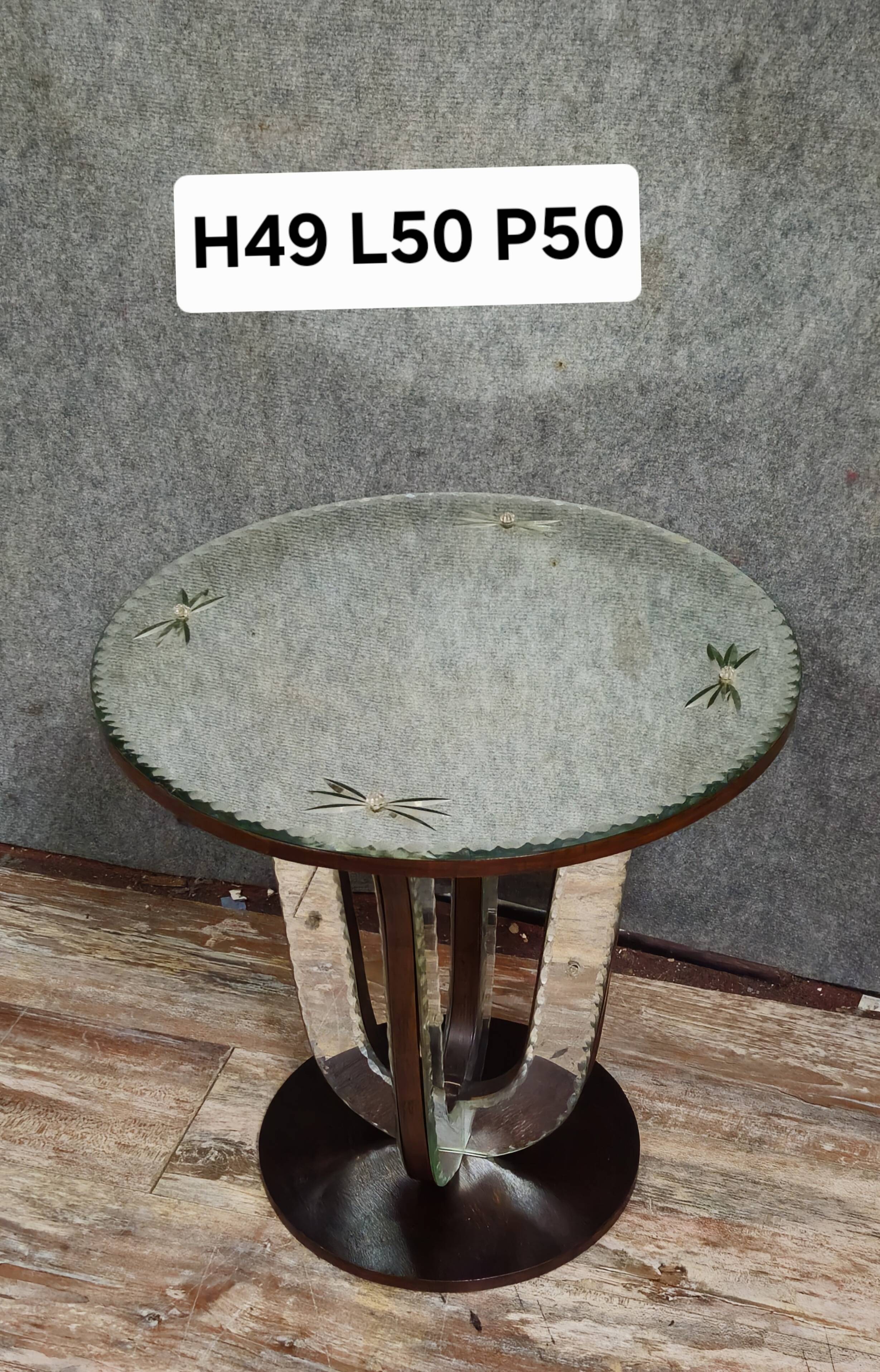 Art Deco guéridon resting on a central base made of stained wood.