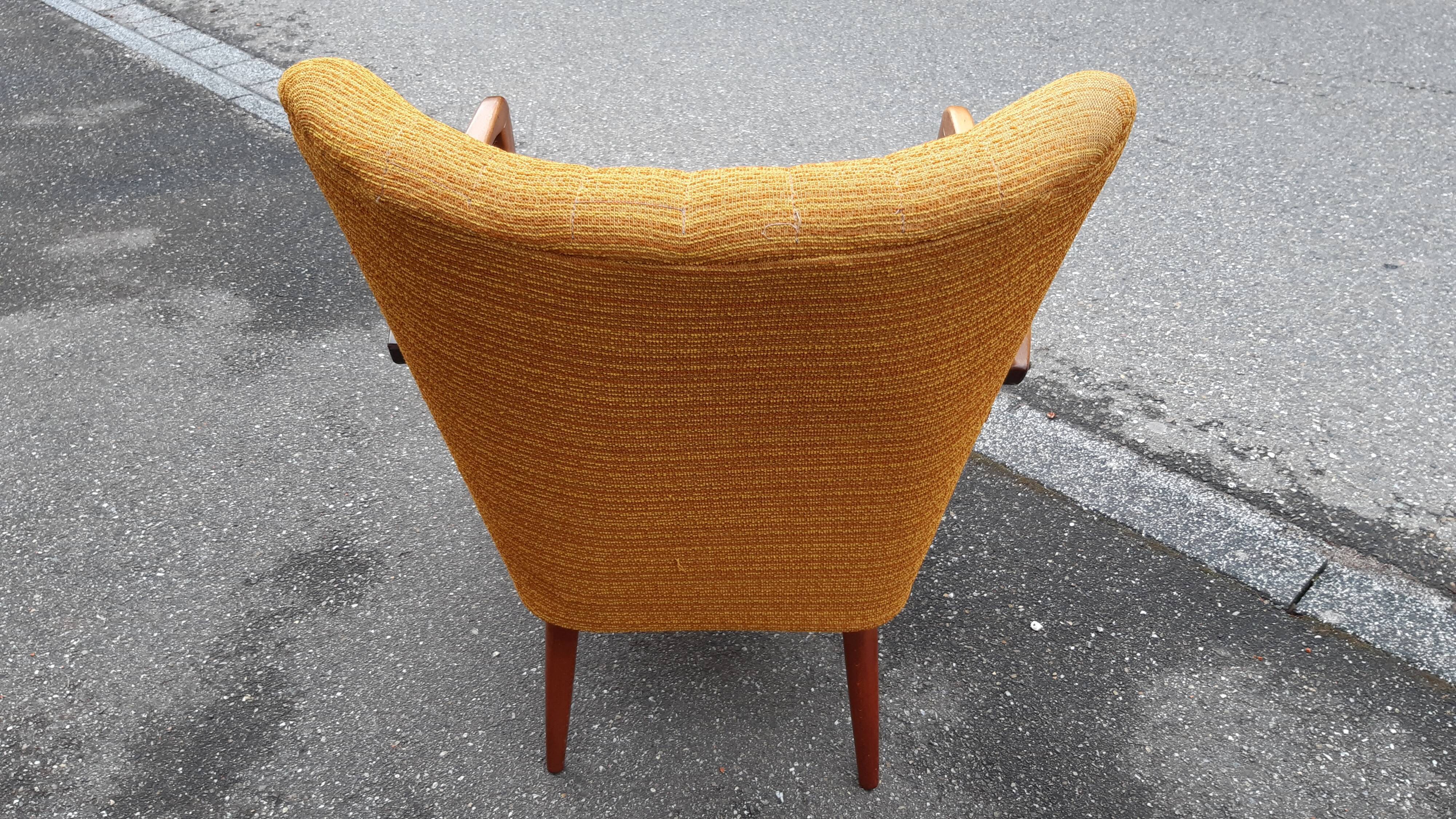 Cocktail chair armrests