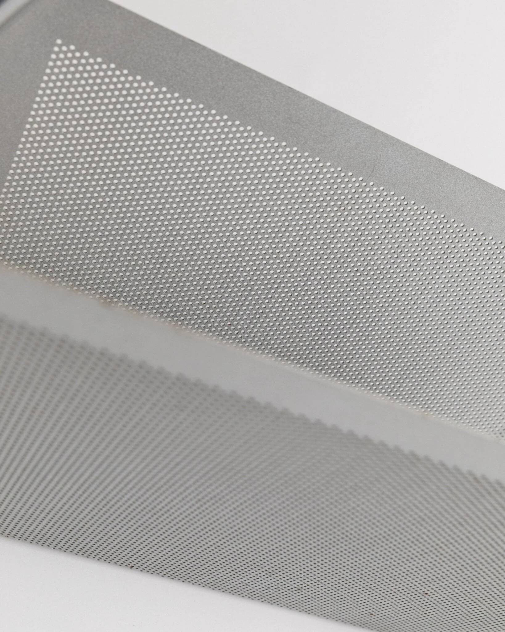 Porte-revues en métal chromé argenté vintage par Mascagni – design perforé, style futuriste, Italie années 1970