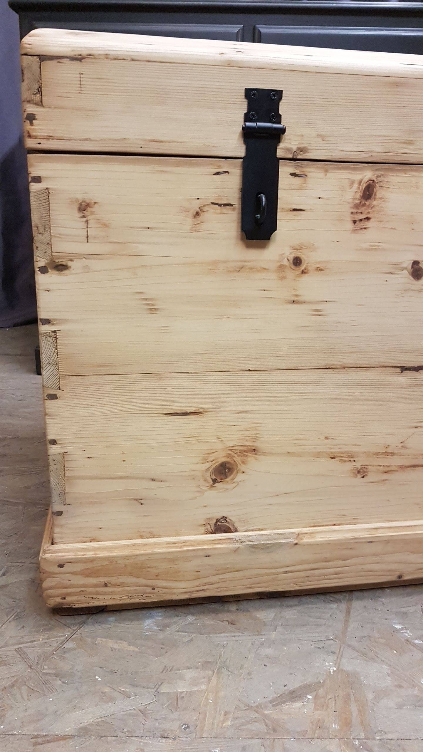 Old curved travel trunk, in pine, stripped 98x60x65