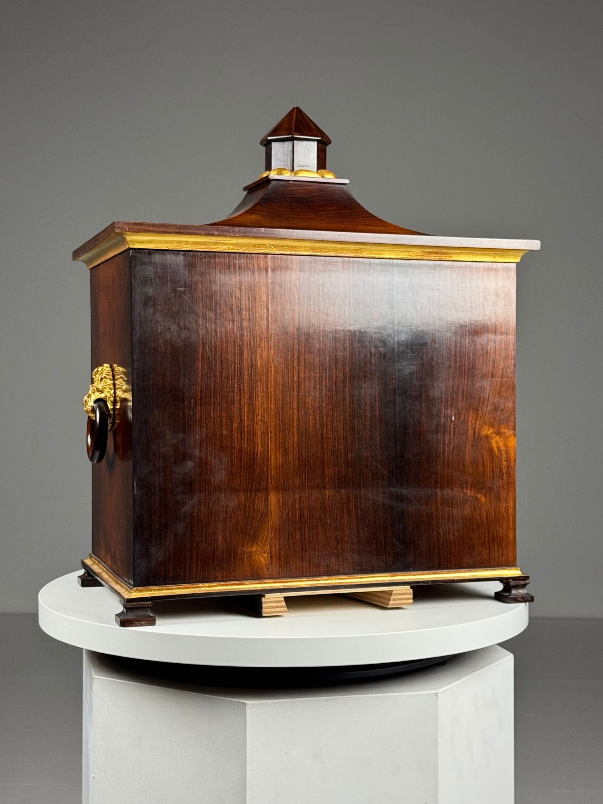 Cabinet d'art en marqueterie allemande