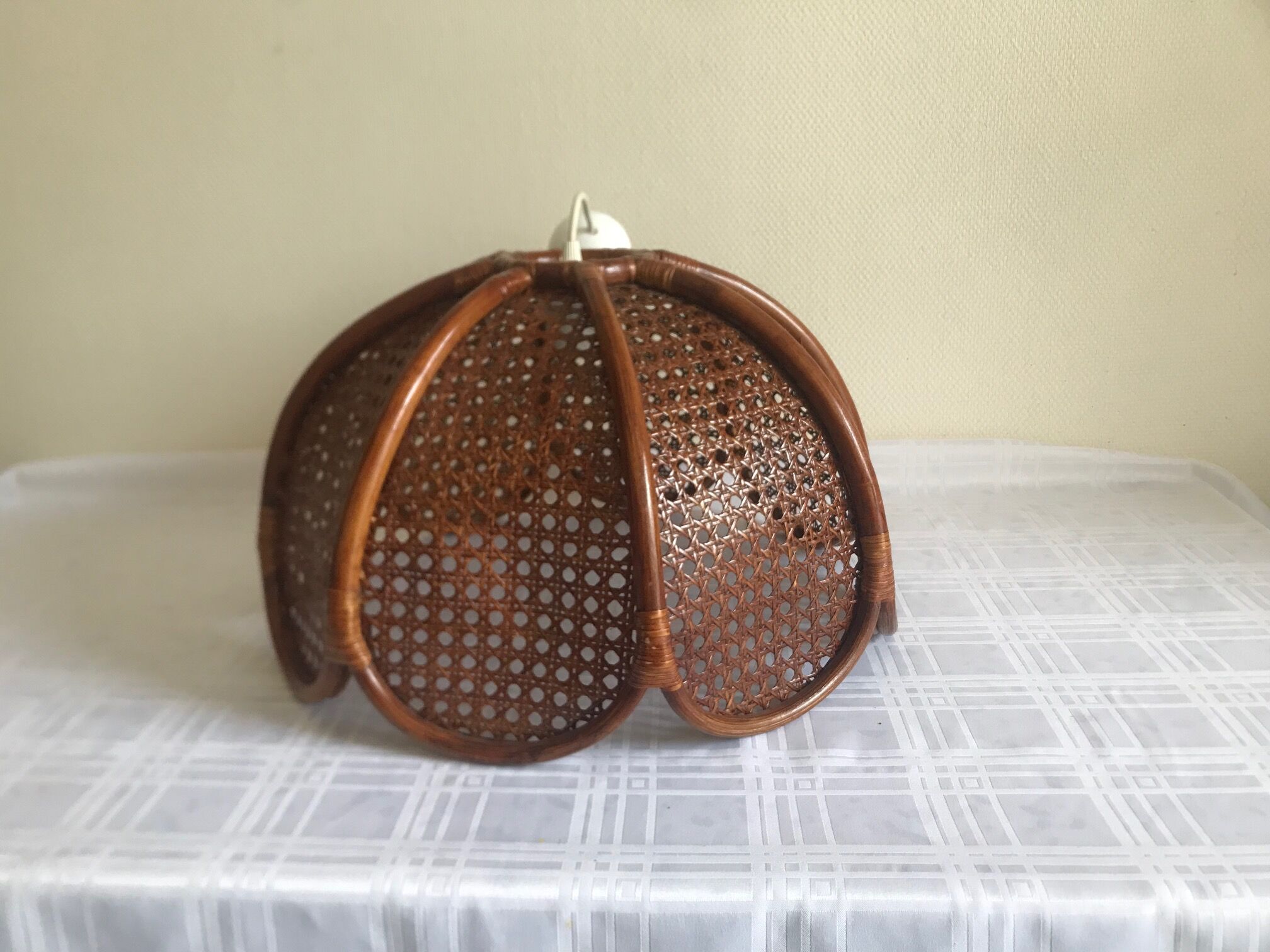 Suspension fleur rotin