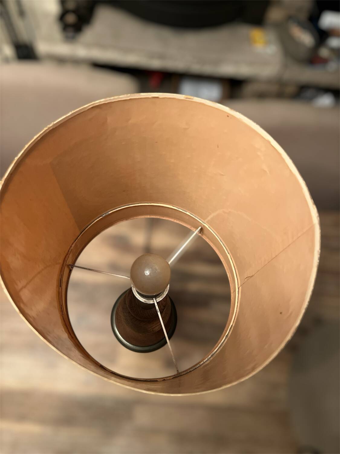 Lampe de table vintage avec motif.