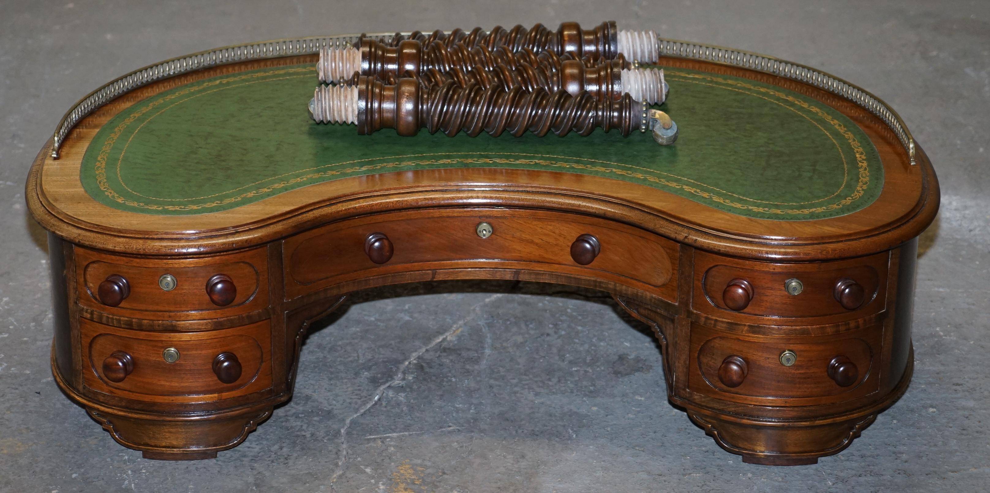 Bureau Kidney de Campagne Militaire Regency de Gillow's of Lancaster avec Galerie en Laiton