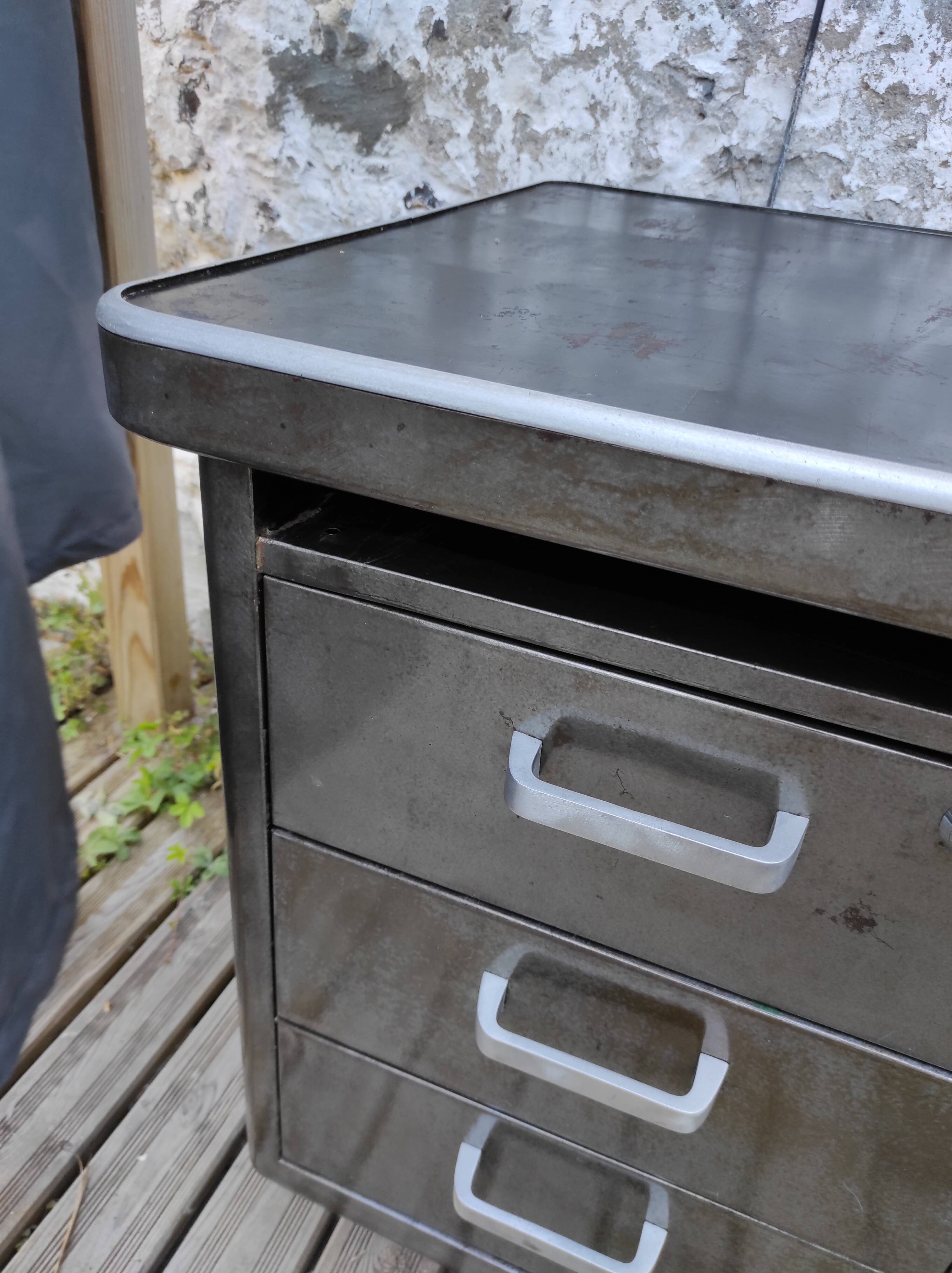 Strafor desk in brushed metal