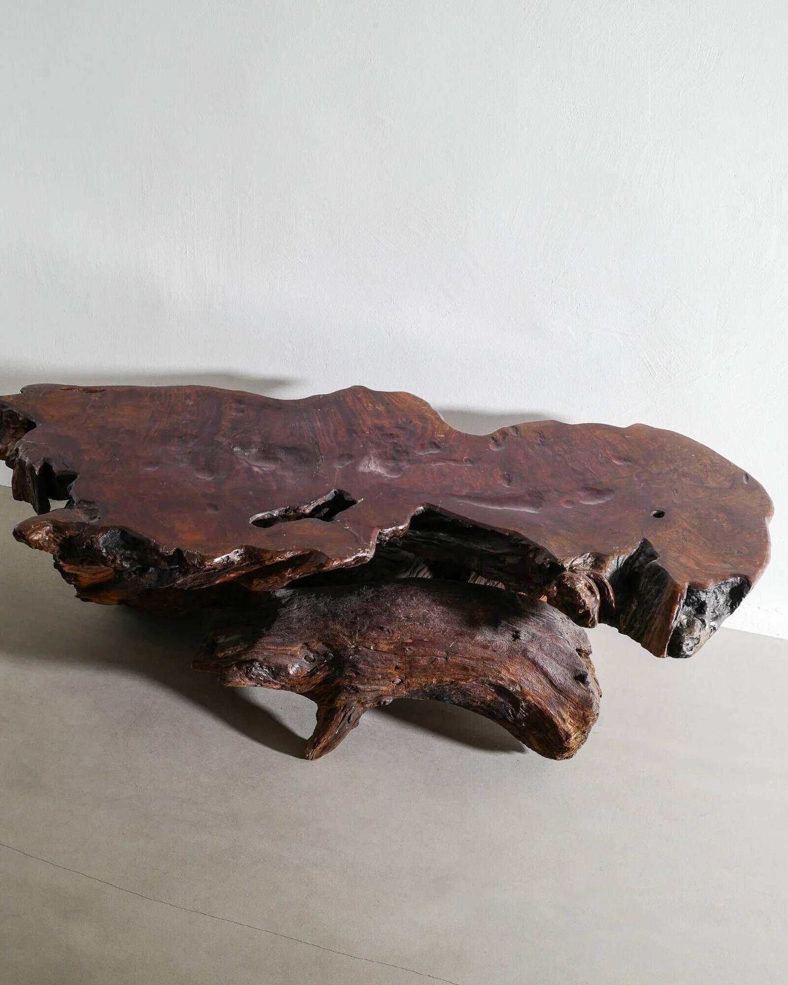 Table d'appoint sculpturale en bois brutaliste française, années 1960