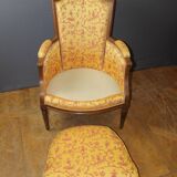 Pair of Louis XVI Bergères in walnut, late 18th century.