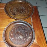 Lot de 2 plateaux en bois ronds sculptés vintage
