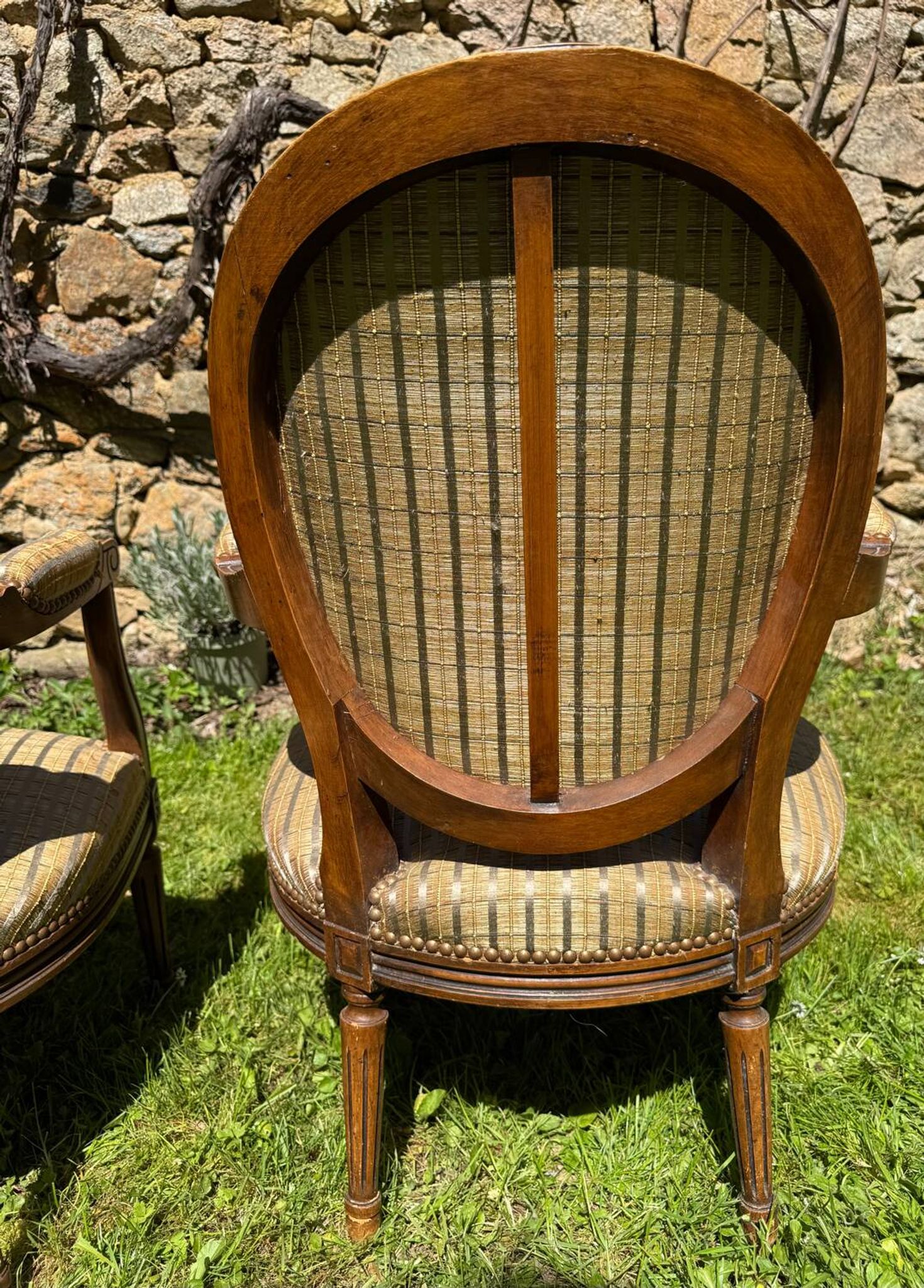 Paire de fauteuils cabriolet Louis XVI – dossier médaillon