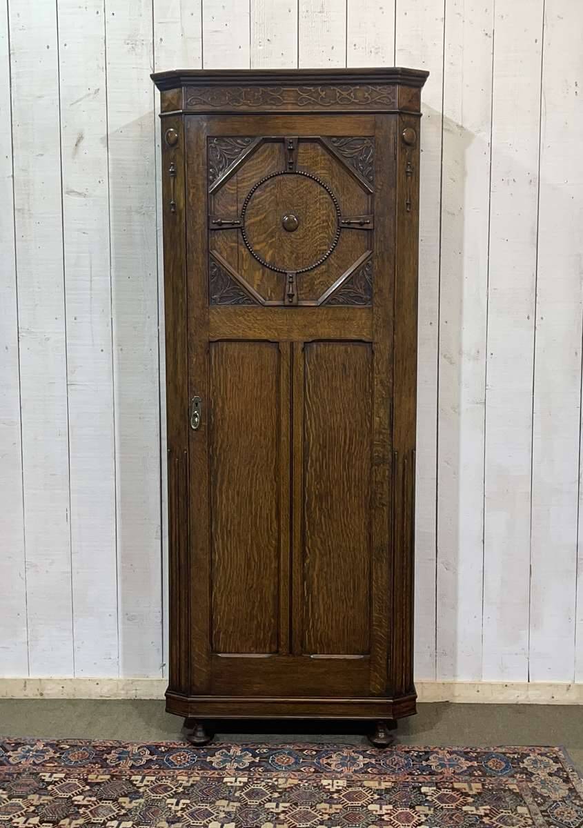 English oak wardrobe cupboard from the early 20th century