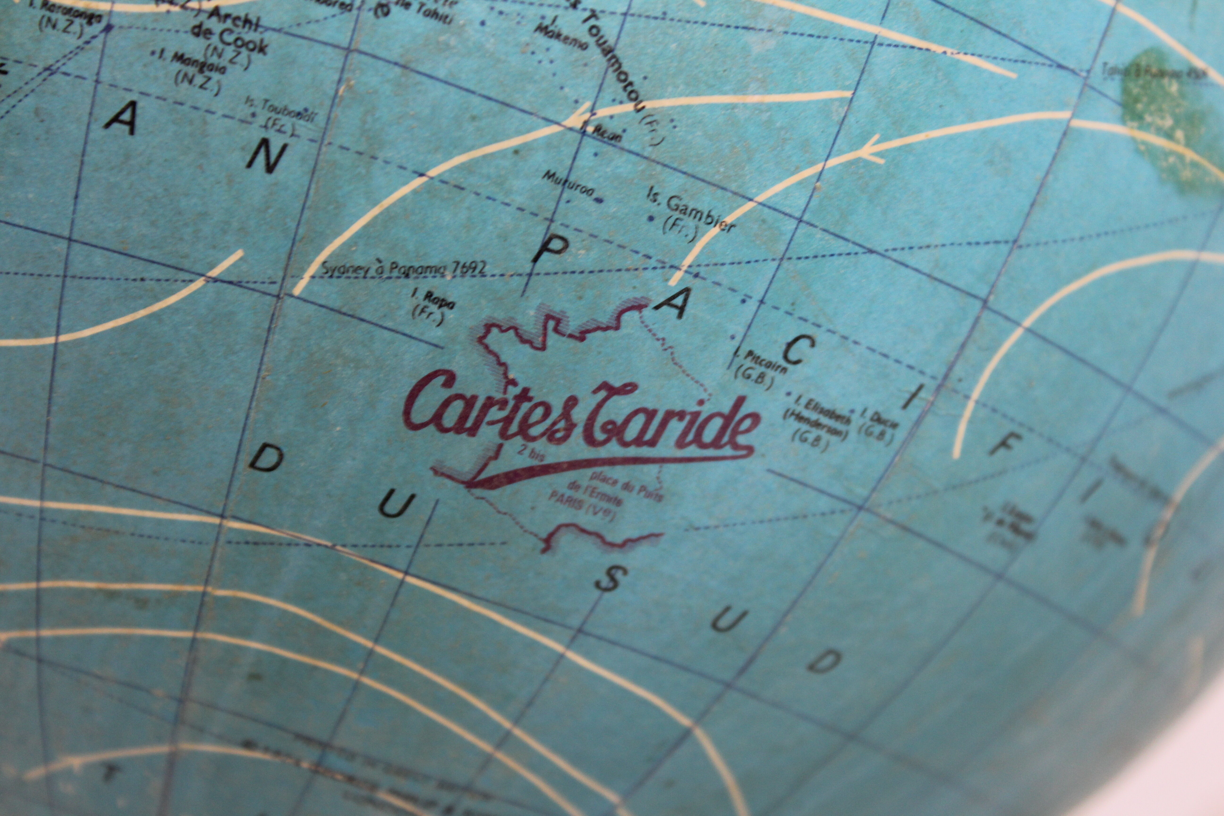 Luminous world map in tripod glass