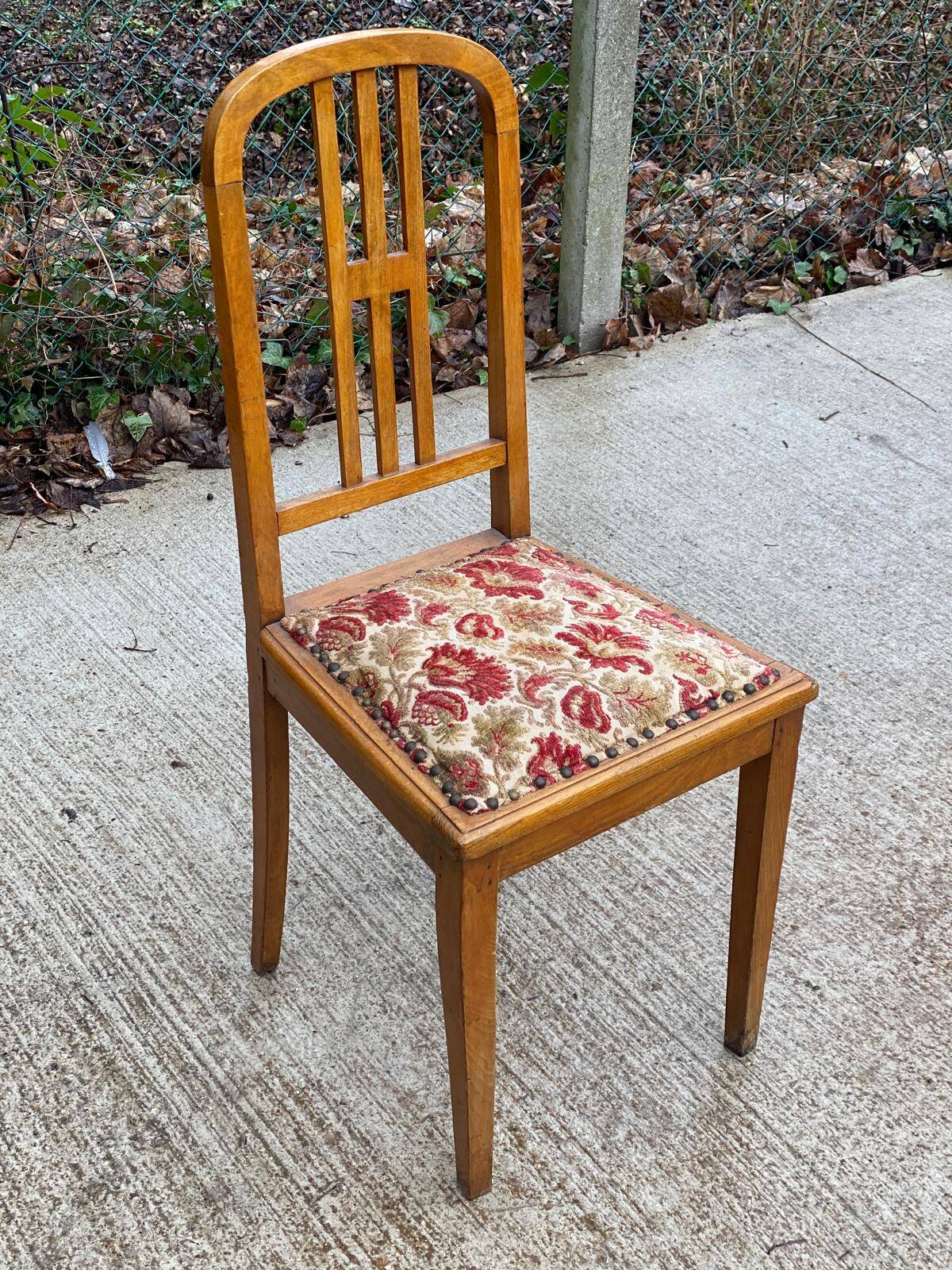 Chaise en bois et tapisserie brodée