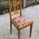 Chaise en bois et tapisserie brodée