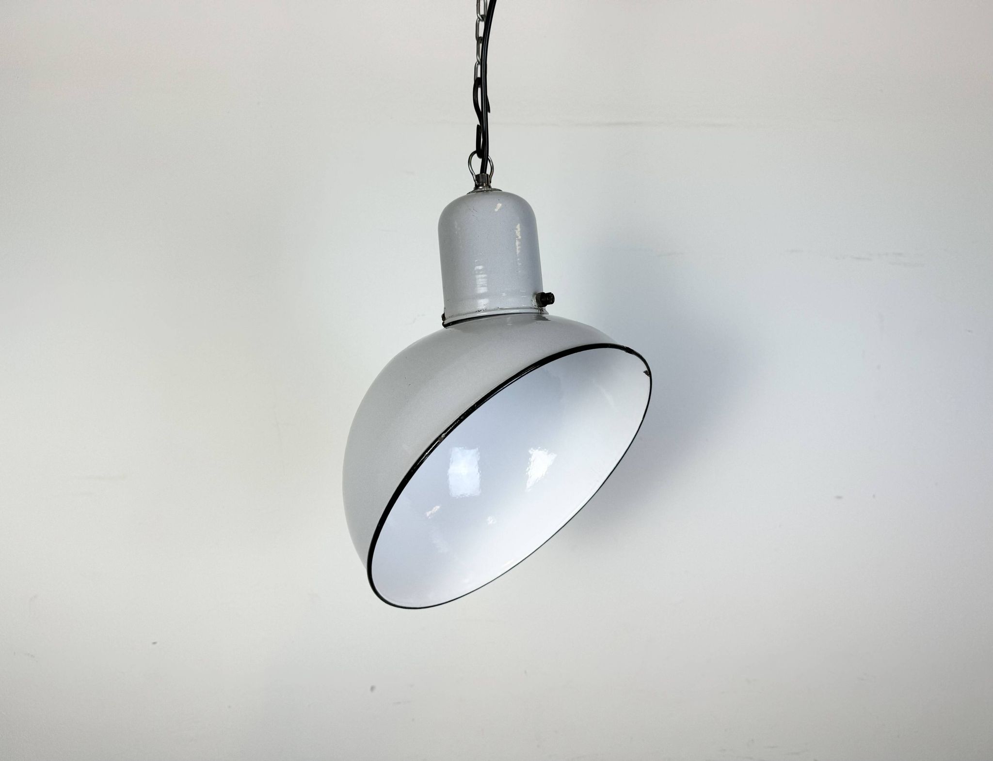 Lampe à suspension industrielle en émail gris, années 1960