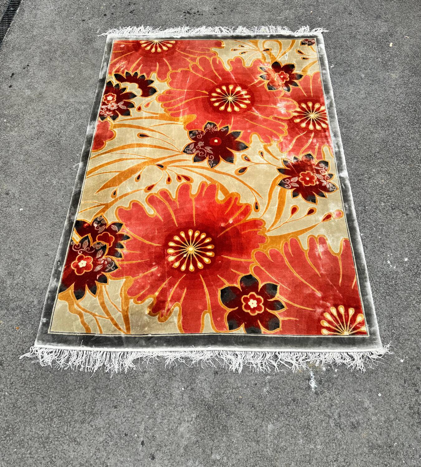 Vintage wool and silk rug – Large flowers. 1970s.