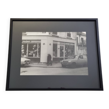 Vintage silver gelatin print of a street scene in a shop window, 1970s, framed, 52 x 42 cm