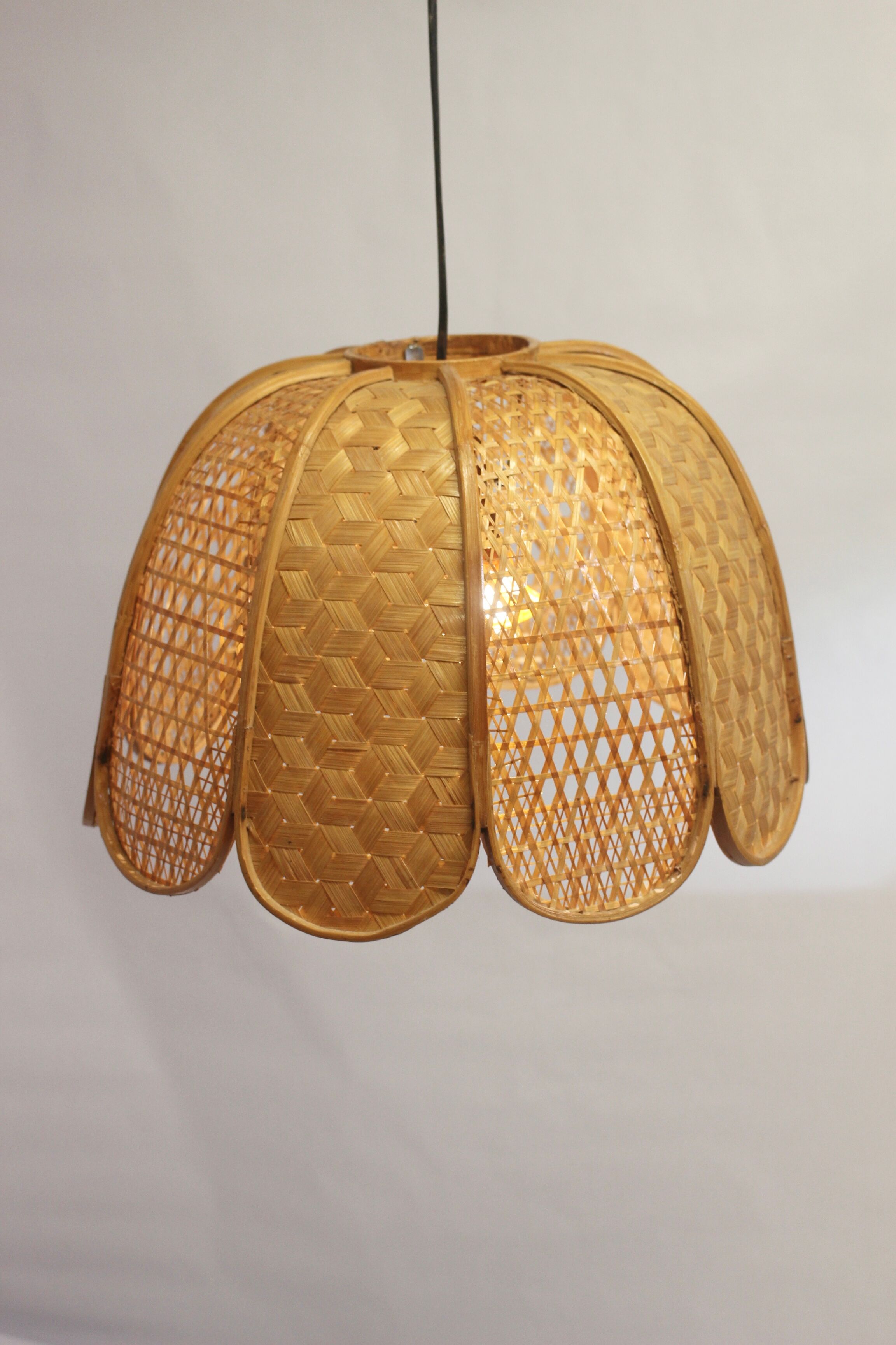 Suspension en rotin osier vintage forme fleur années 60