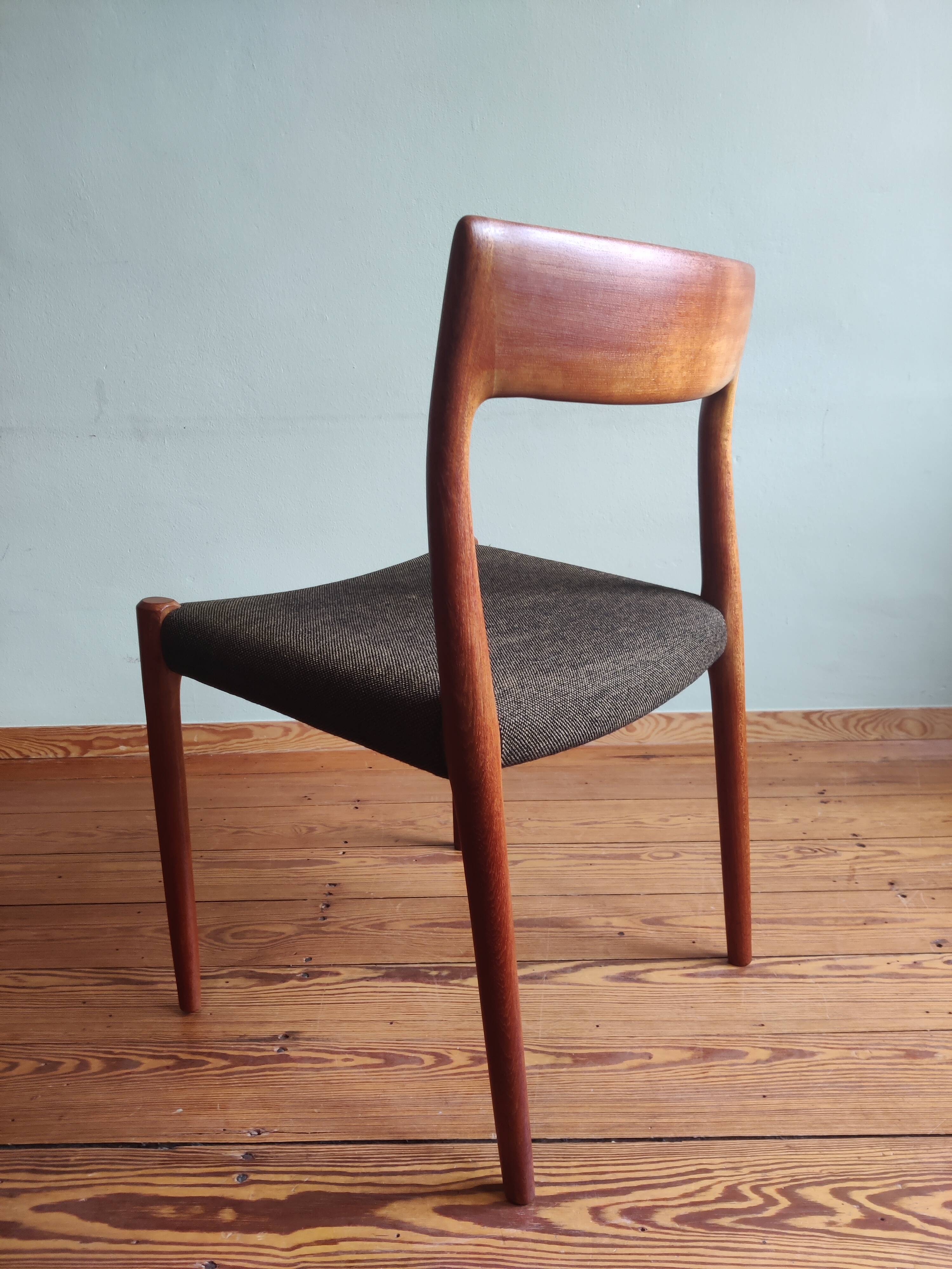 Niels Otto Møller No. 77, 6 chaises, teck et textile