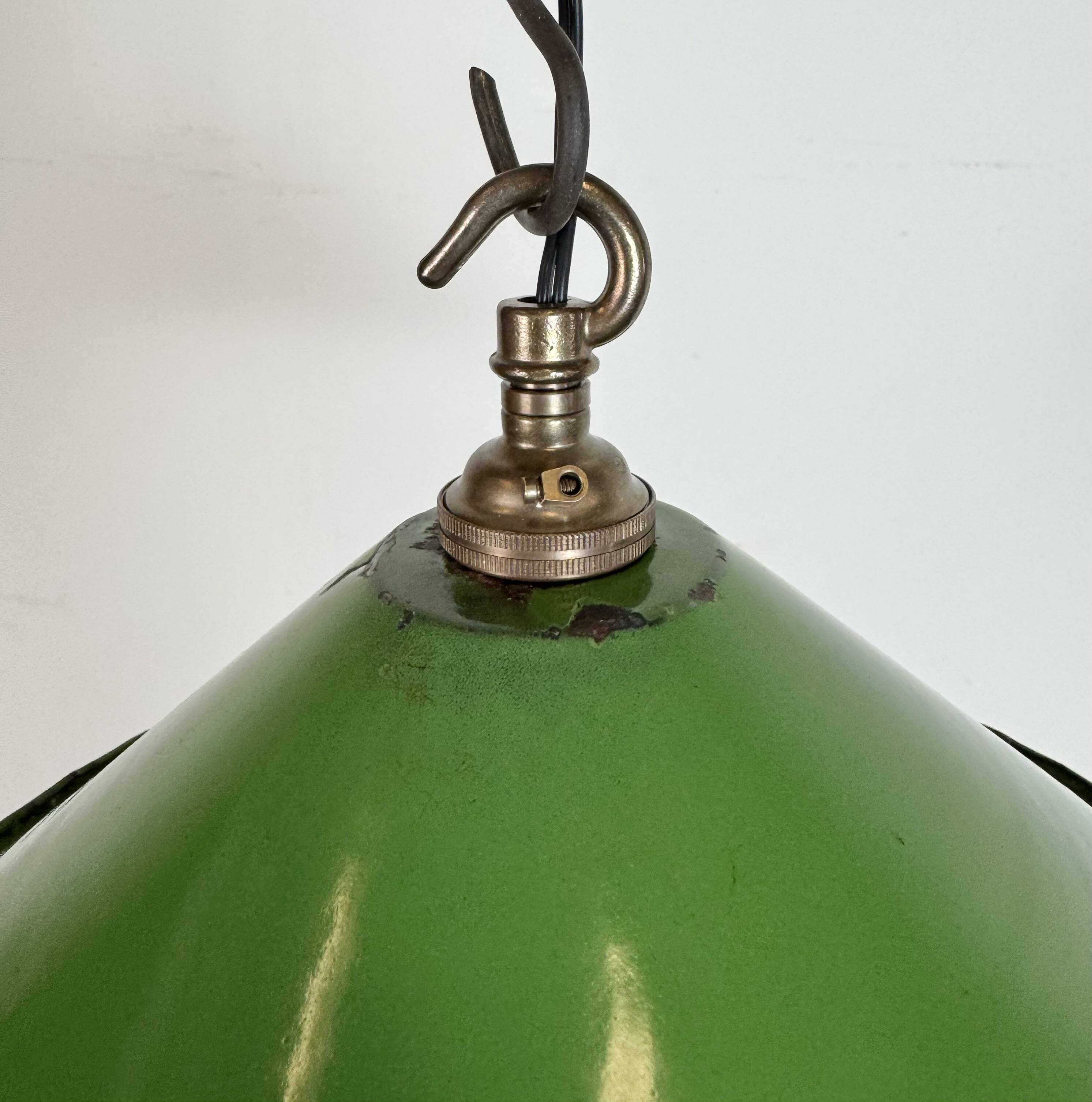 Suspension industrielle britannique en émail vert, années 1950