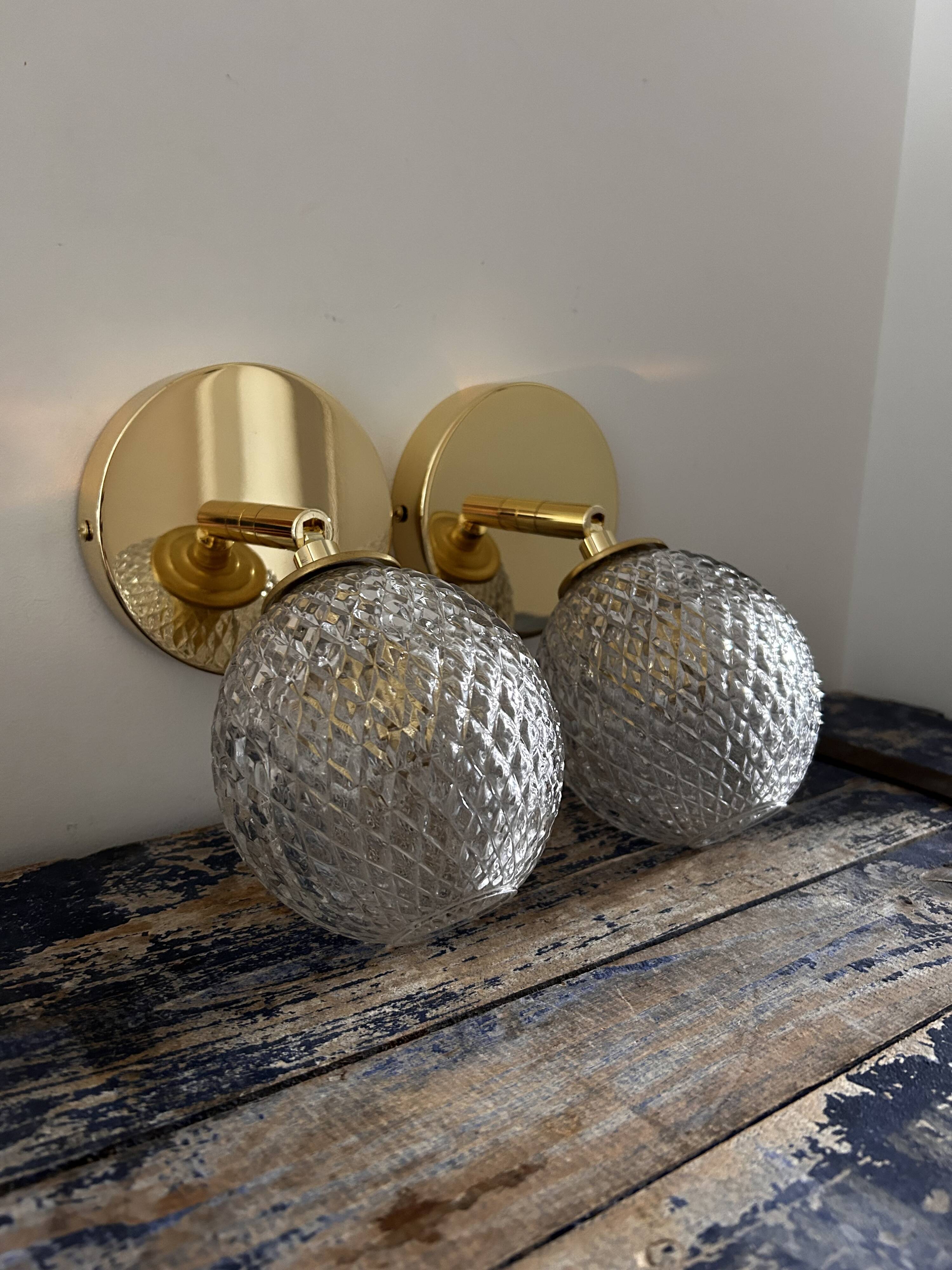 Paire d’appliques murales en verre ciselé
