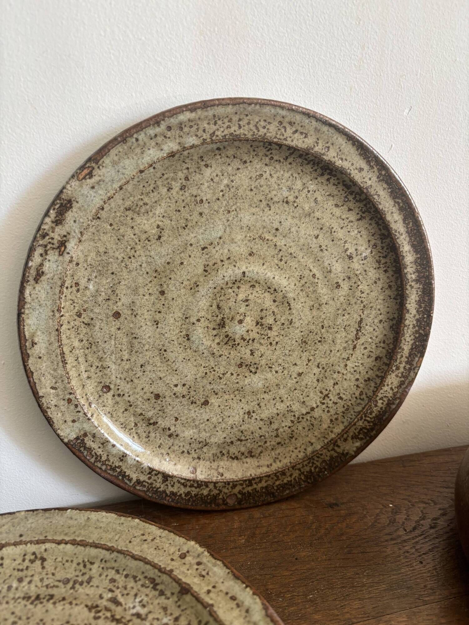 Ensemble de 9 pièces en grès LE CEP – assiettes, coupe, vase et bol