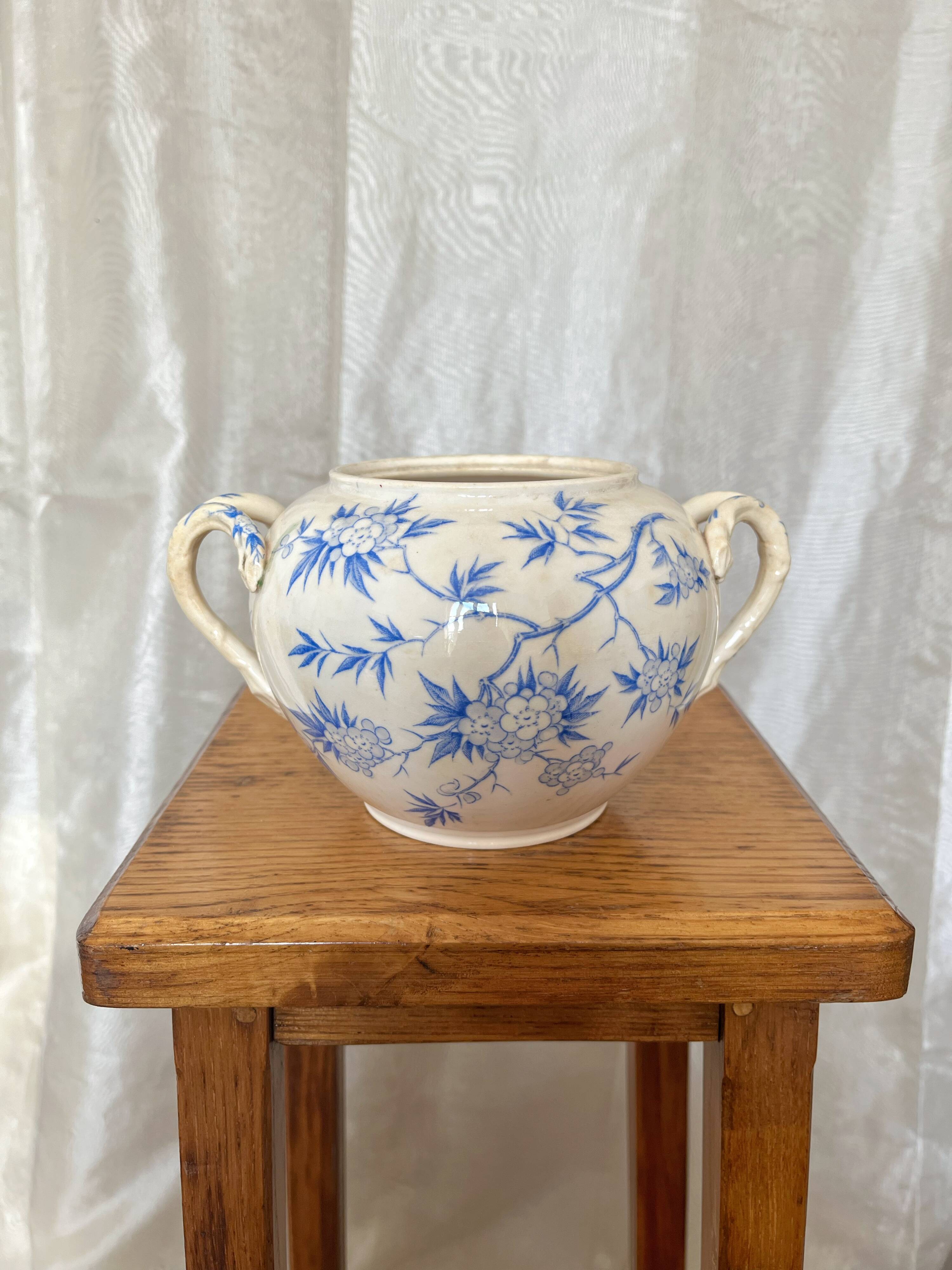 Ironstone sugar bowl with a spiky pattern, Sarreguemines, late 19th century