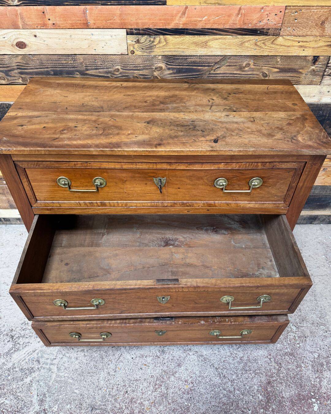 Petite commode en noyer - Époque Louis XVI