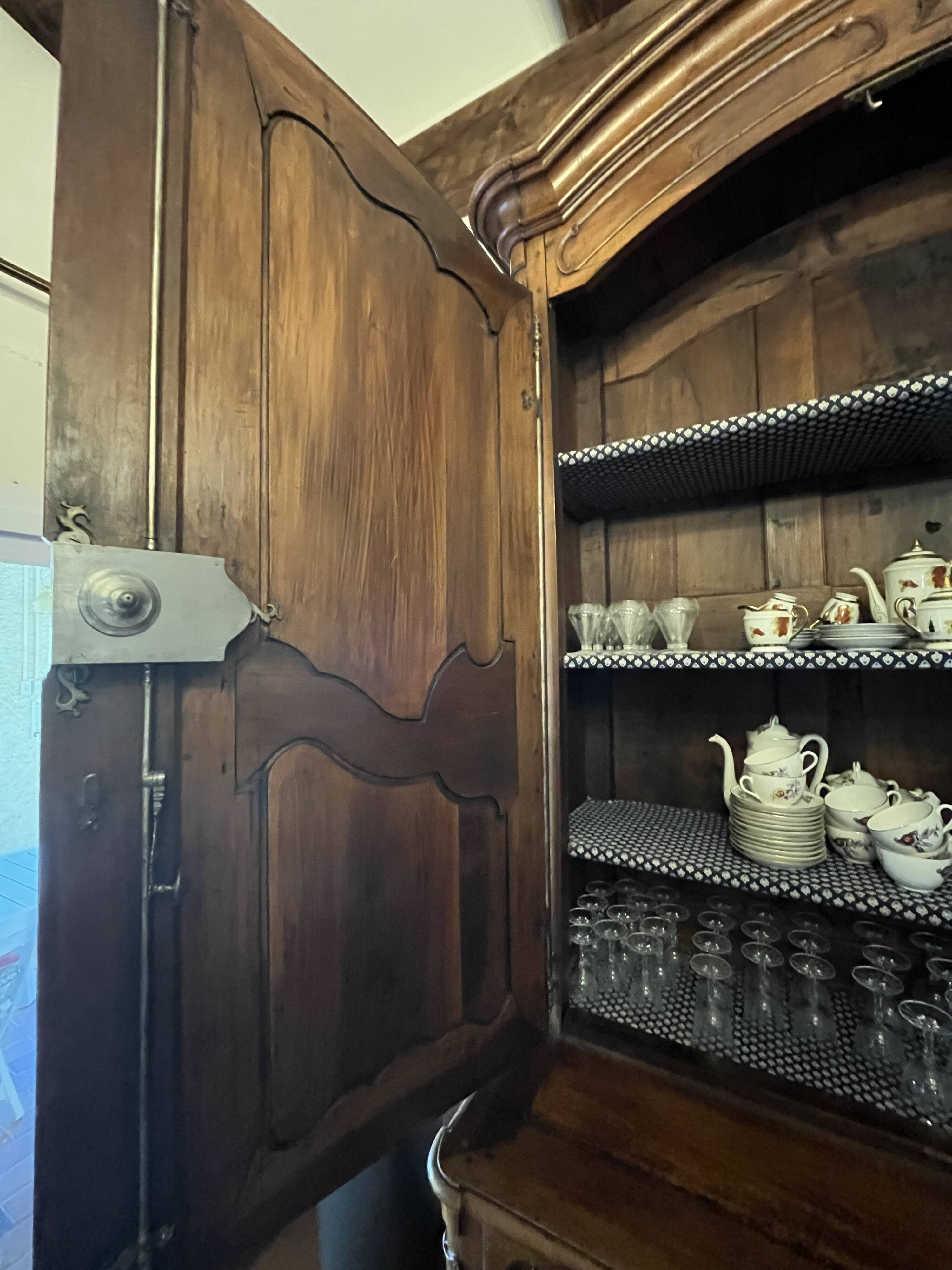Armoire (Bahut) deux corps Louis XV en noyer 18e siècle