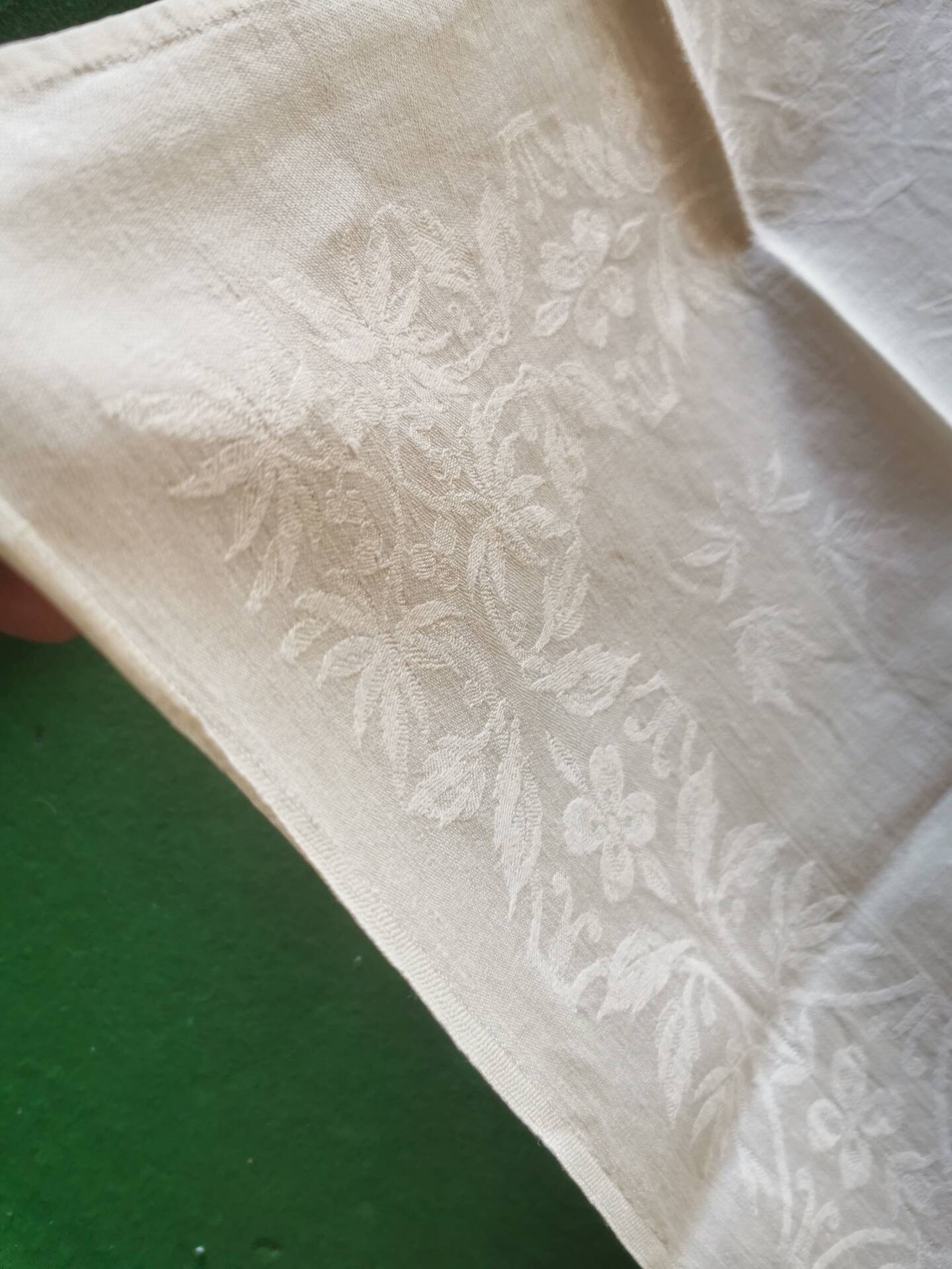12 damask linen table napkins with an antique silk monogram from the 19th century.