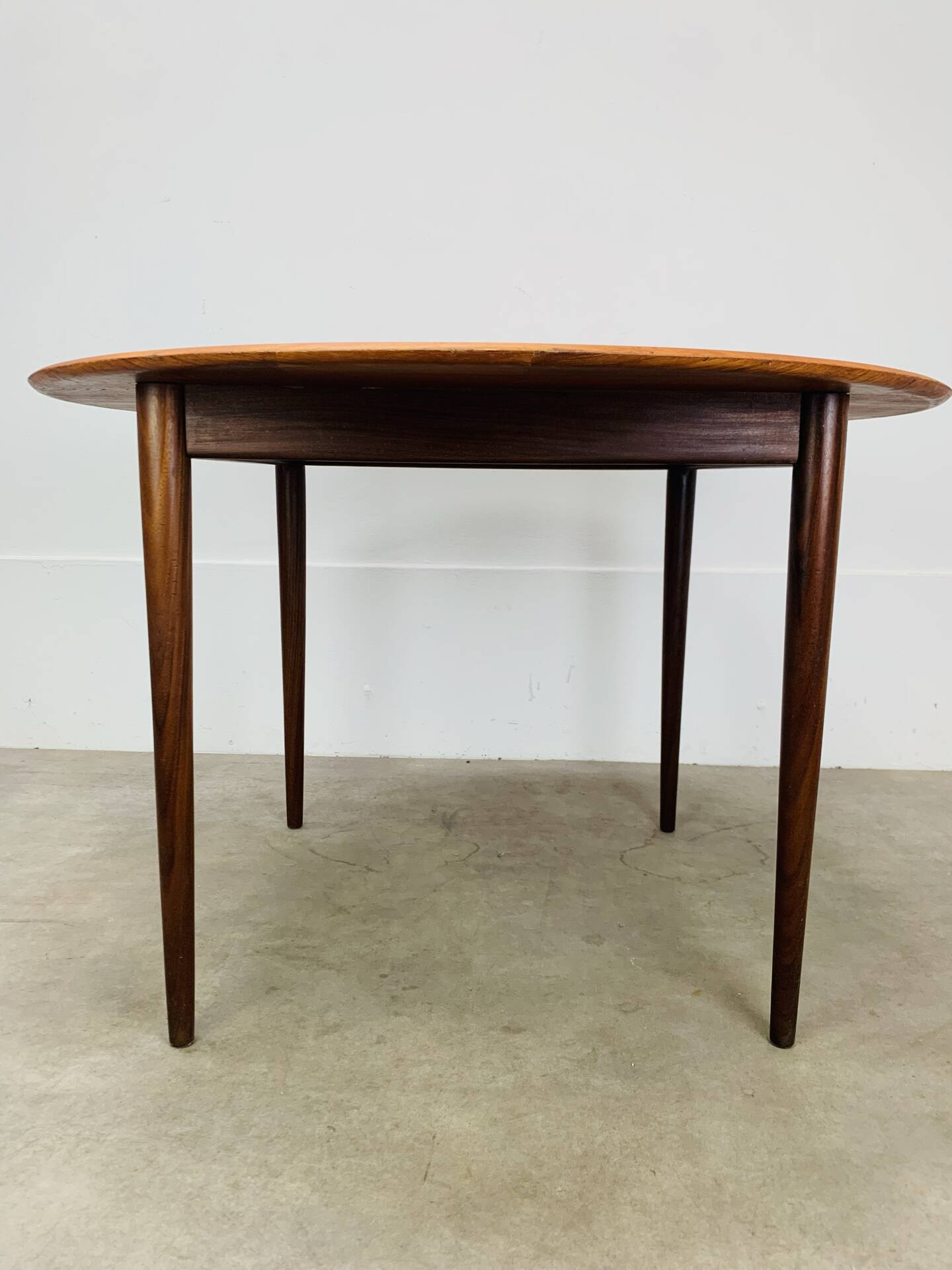 Table ronde scandinave en teck, 1960