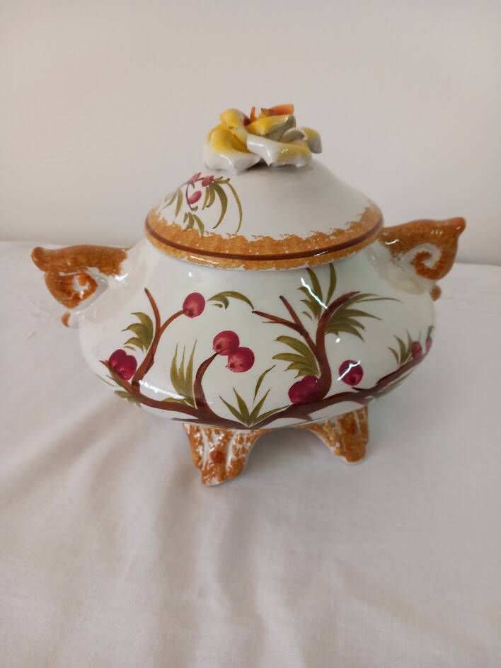Bassano slip tureen
