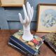 Main Baguier / Soliflore en porcelaine blanche