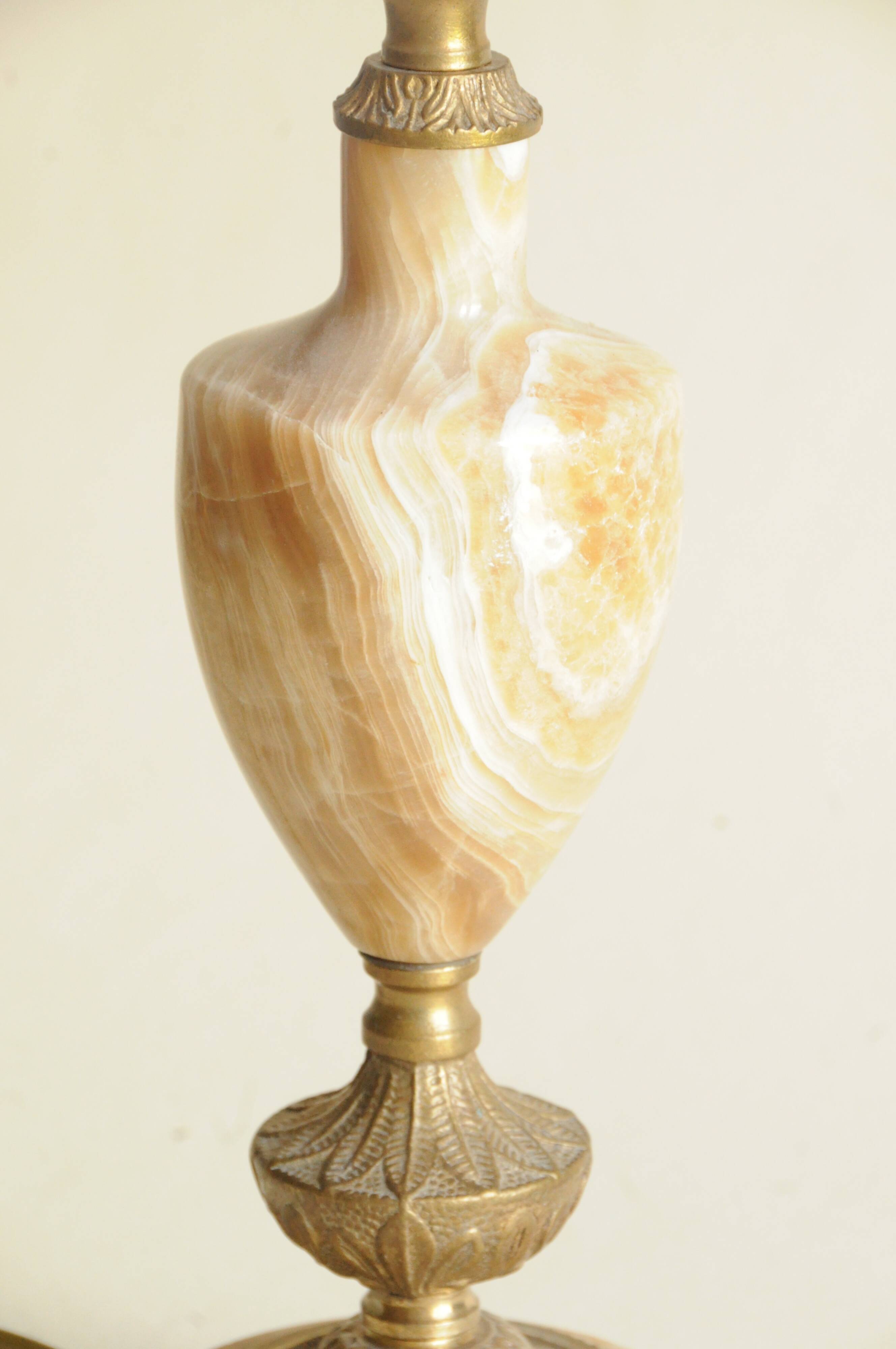 Lampe de table vintage en onyx et laiton avec abat-jour, style néoclassique