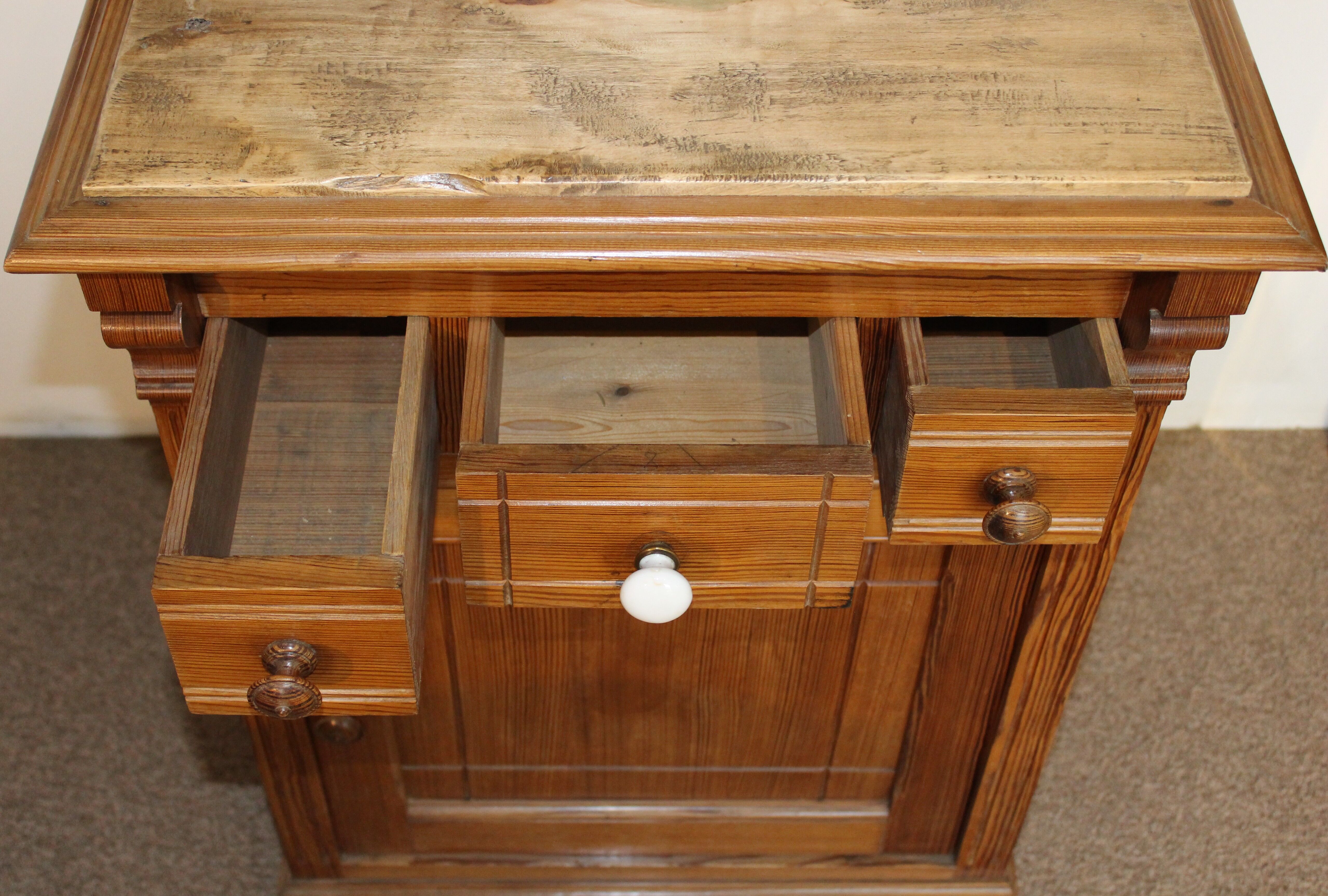 Toilet furniture in pitchpin